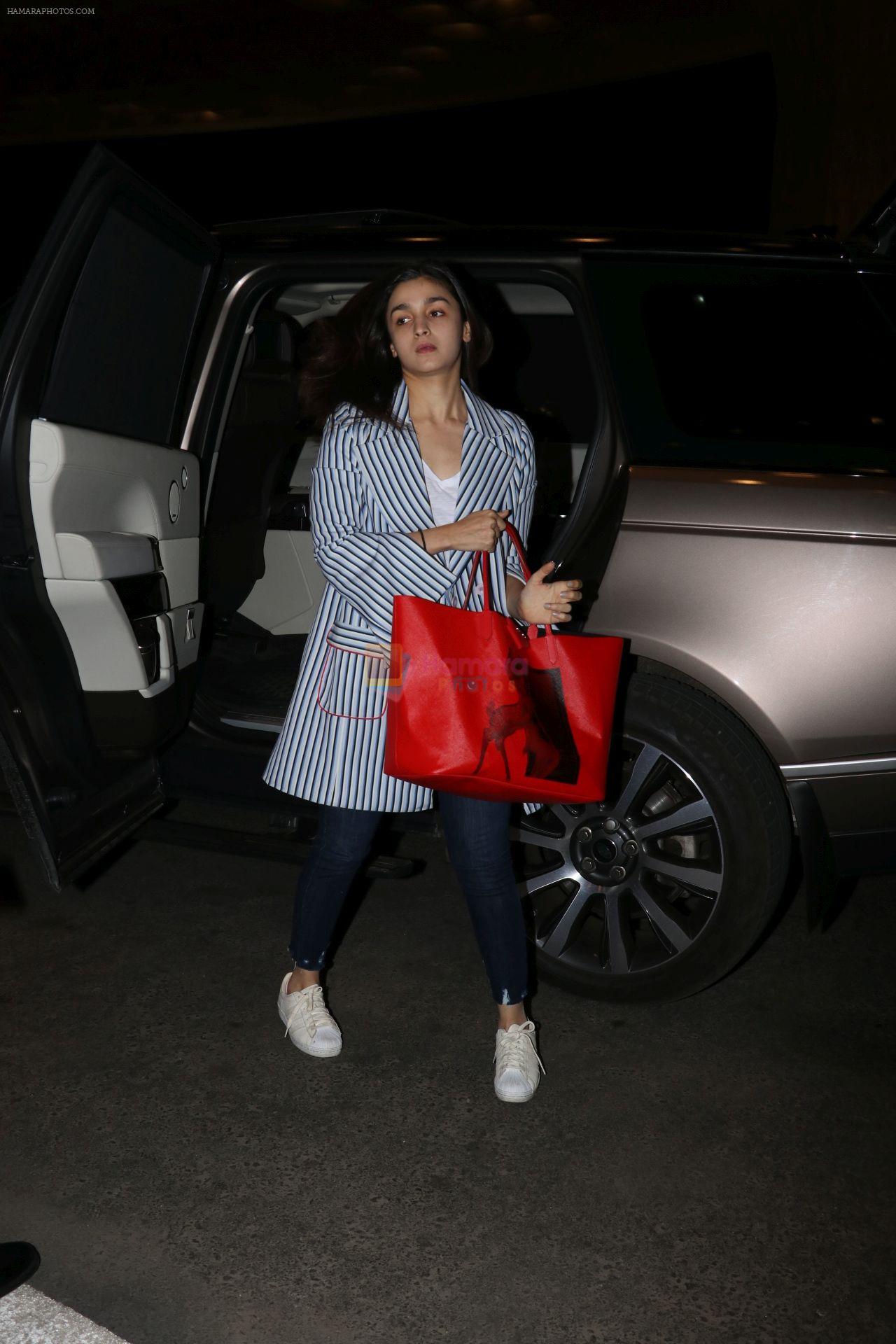 Alia Bhatt Spotted At Airport on 26th Dec 2017