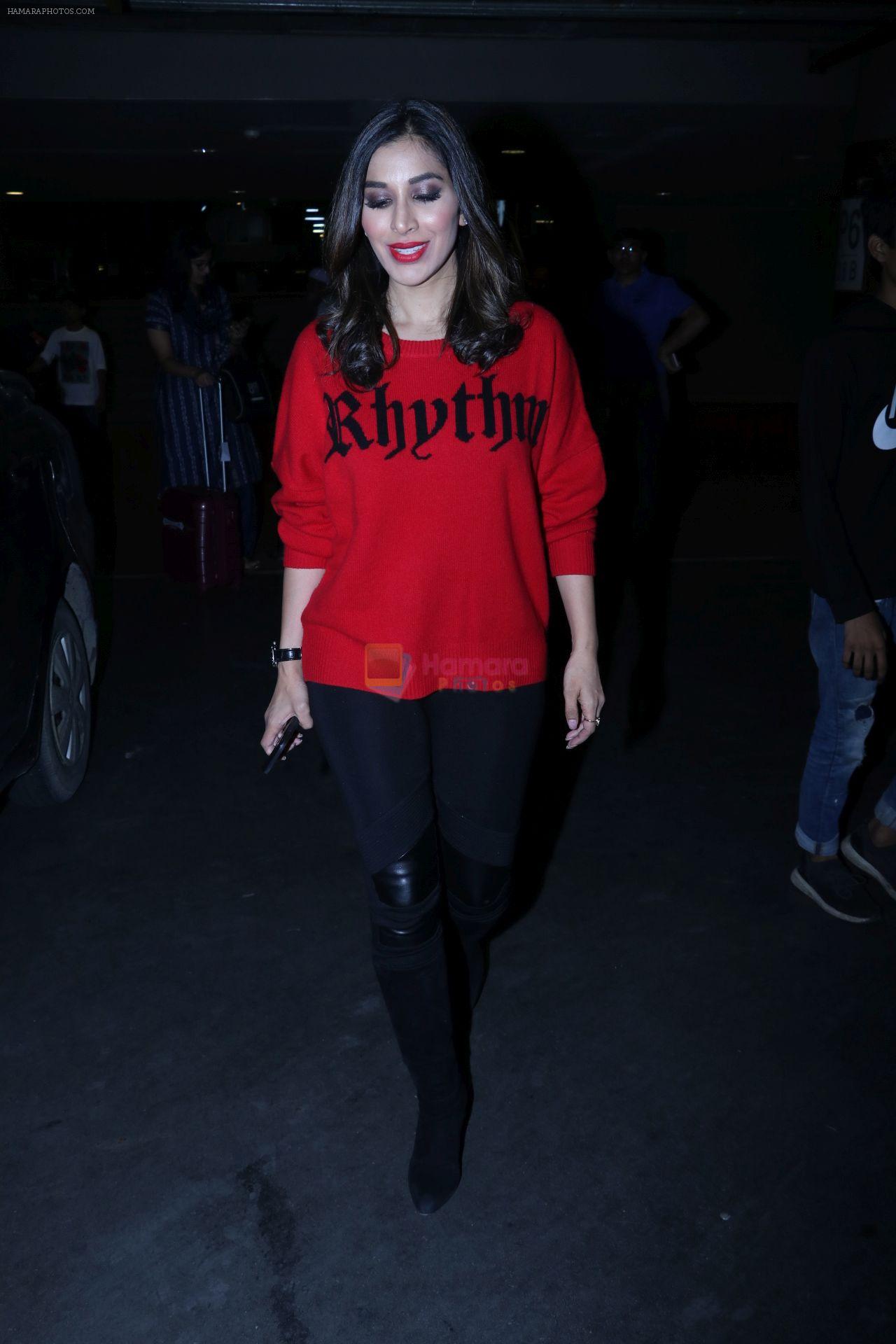 Sophie Choudry Spotted At Airport on 27th Dec 2017