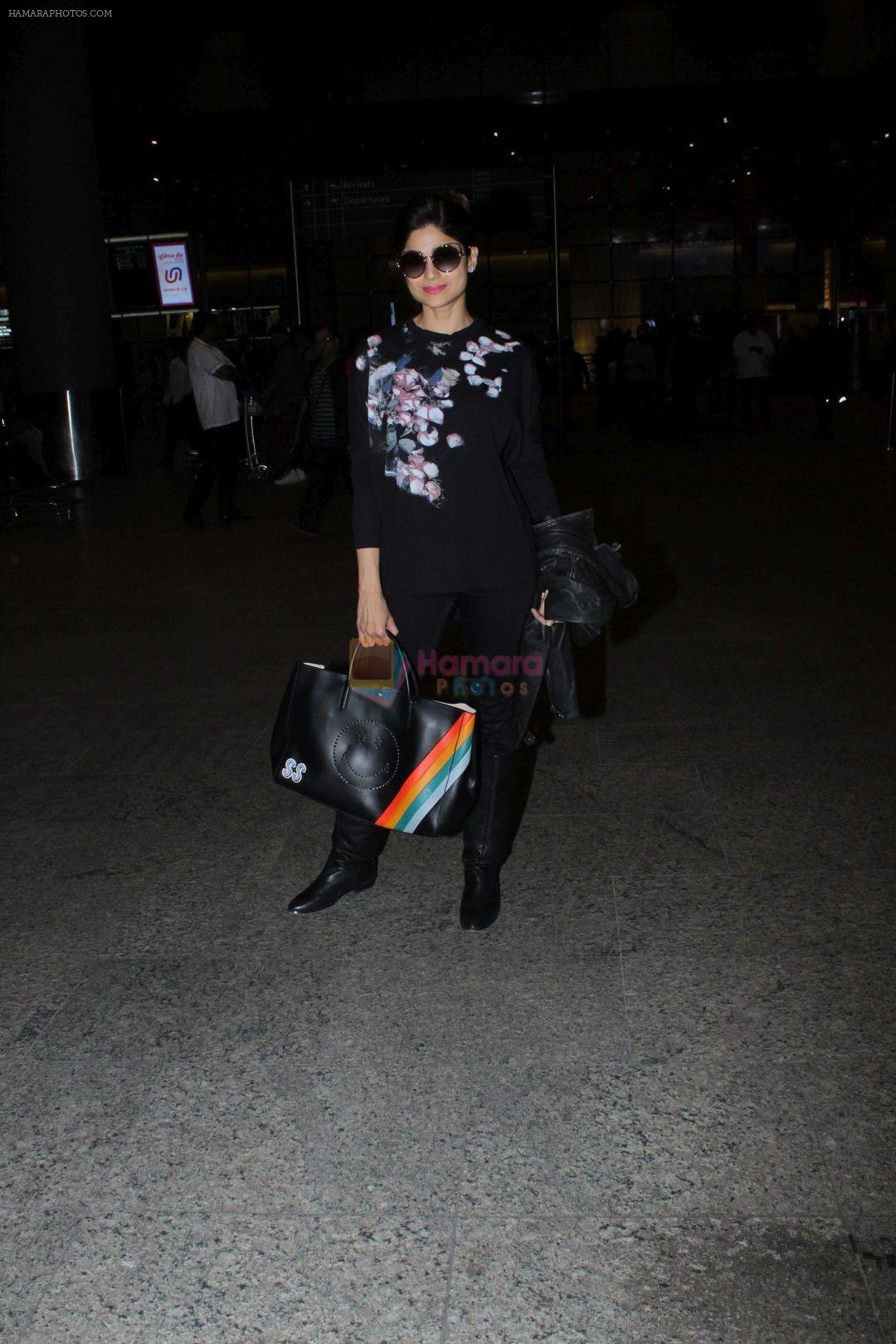 Shamita Shetty Spotted At Airport on 29th Dec 2017