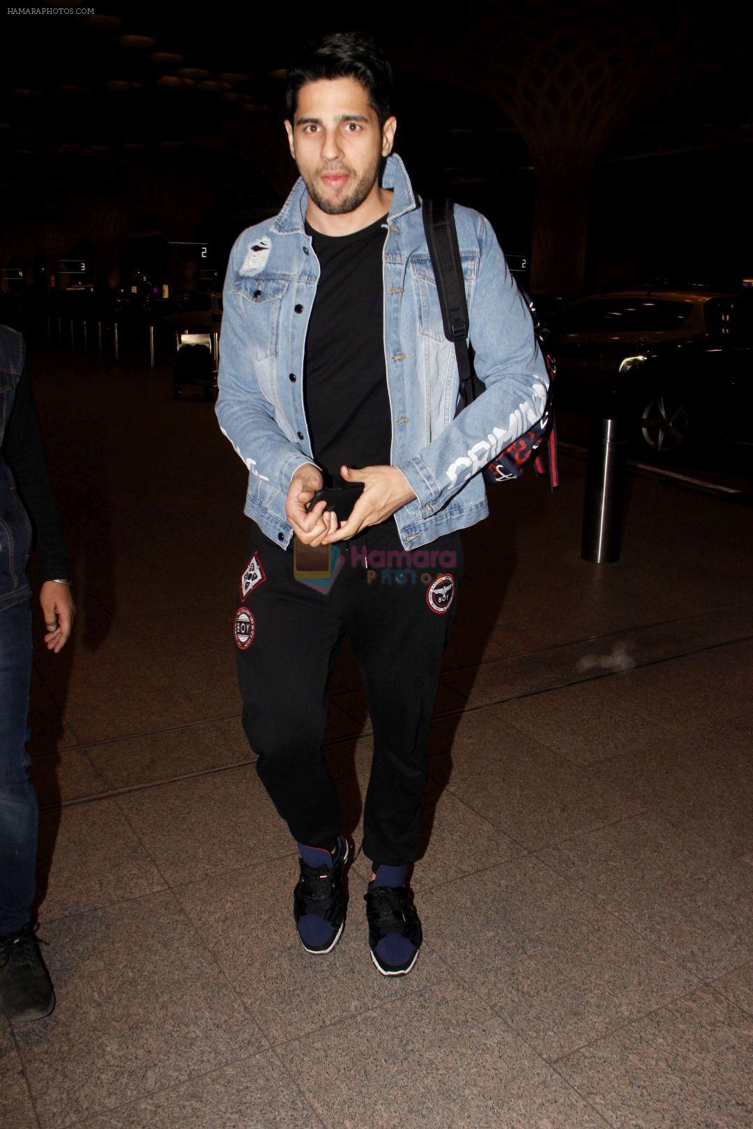 Sidharth Malhotra Spotted At Airport on 29th Dec 2017