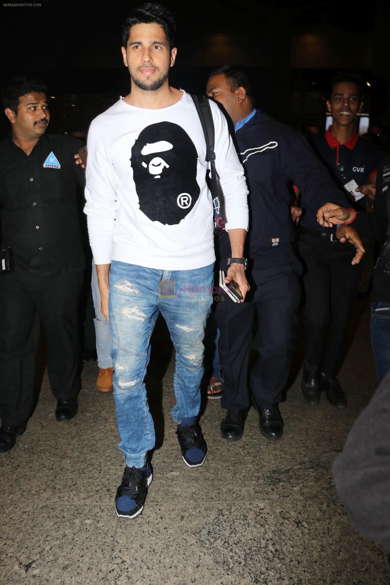 Sidharth Malhotra Spotted At Airport on 2nd Jan 2018