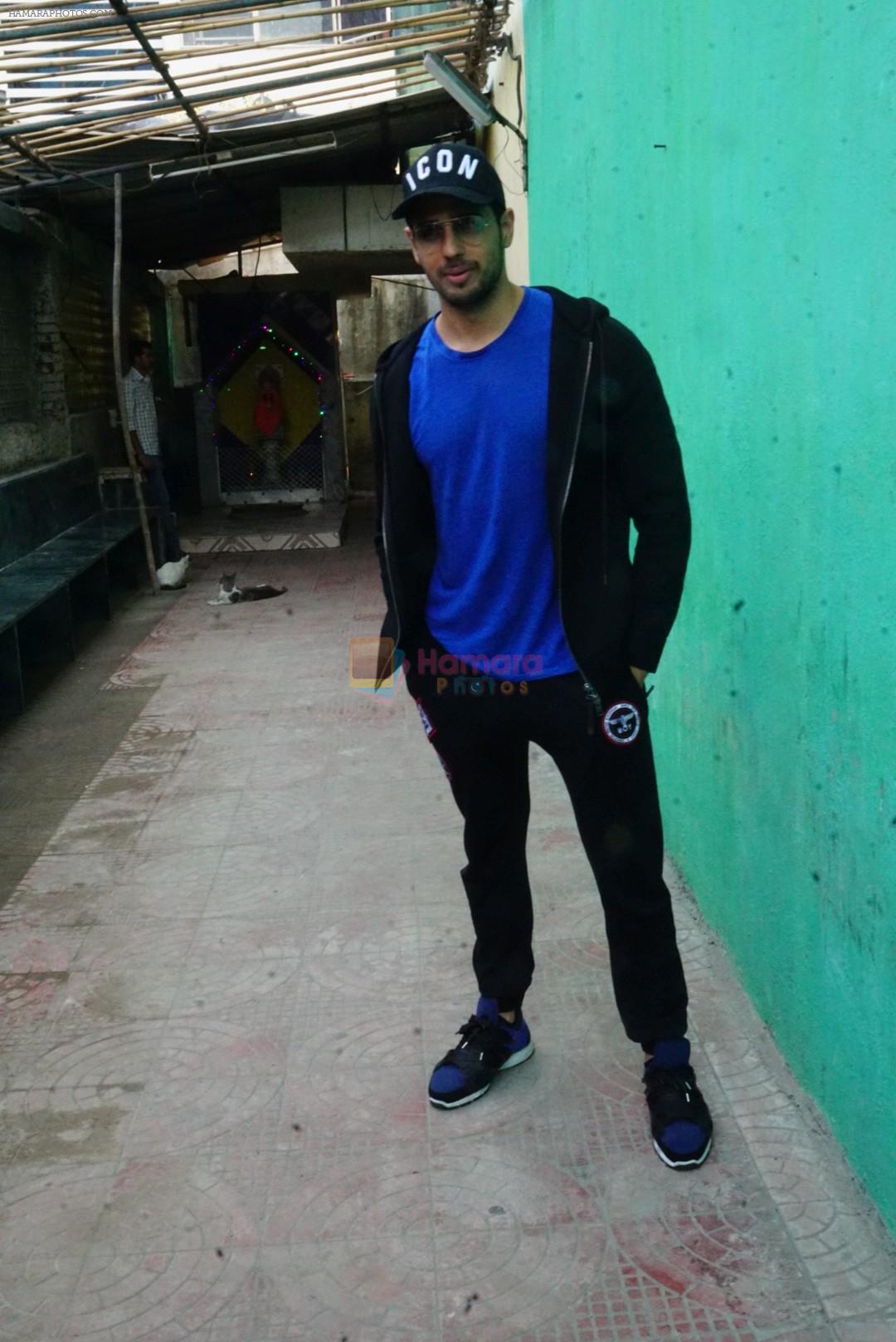 Sidharth malhotra spotted at dance class in 4 bunglows andheri on 4th Jan 2018