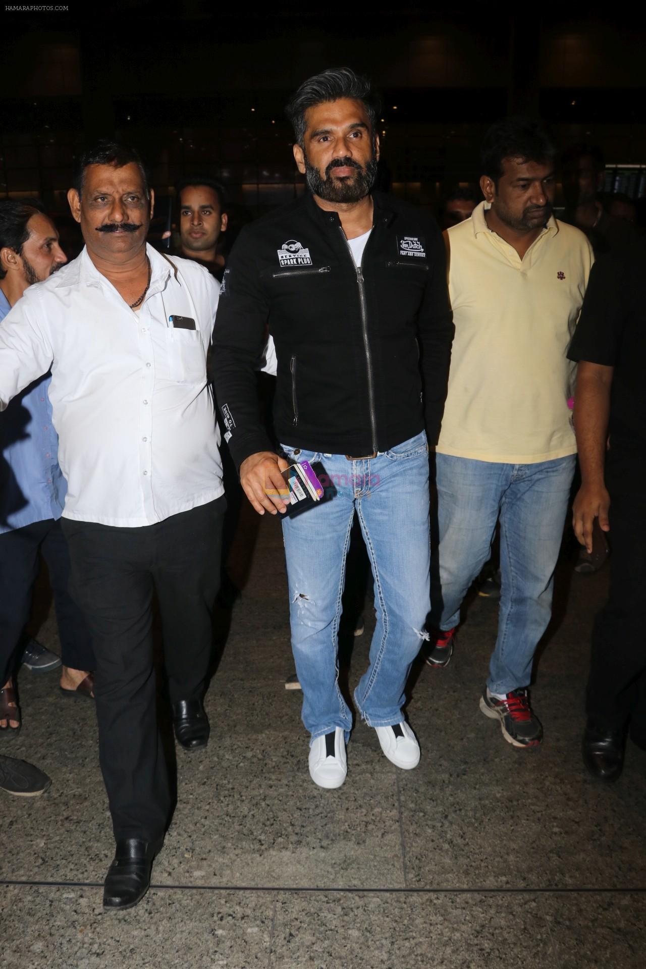 Suniel Shetty Spotted At Airport on 5th Jan 2018