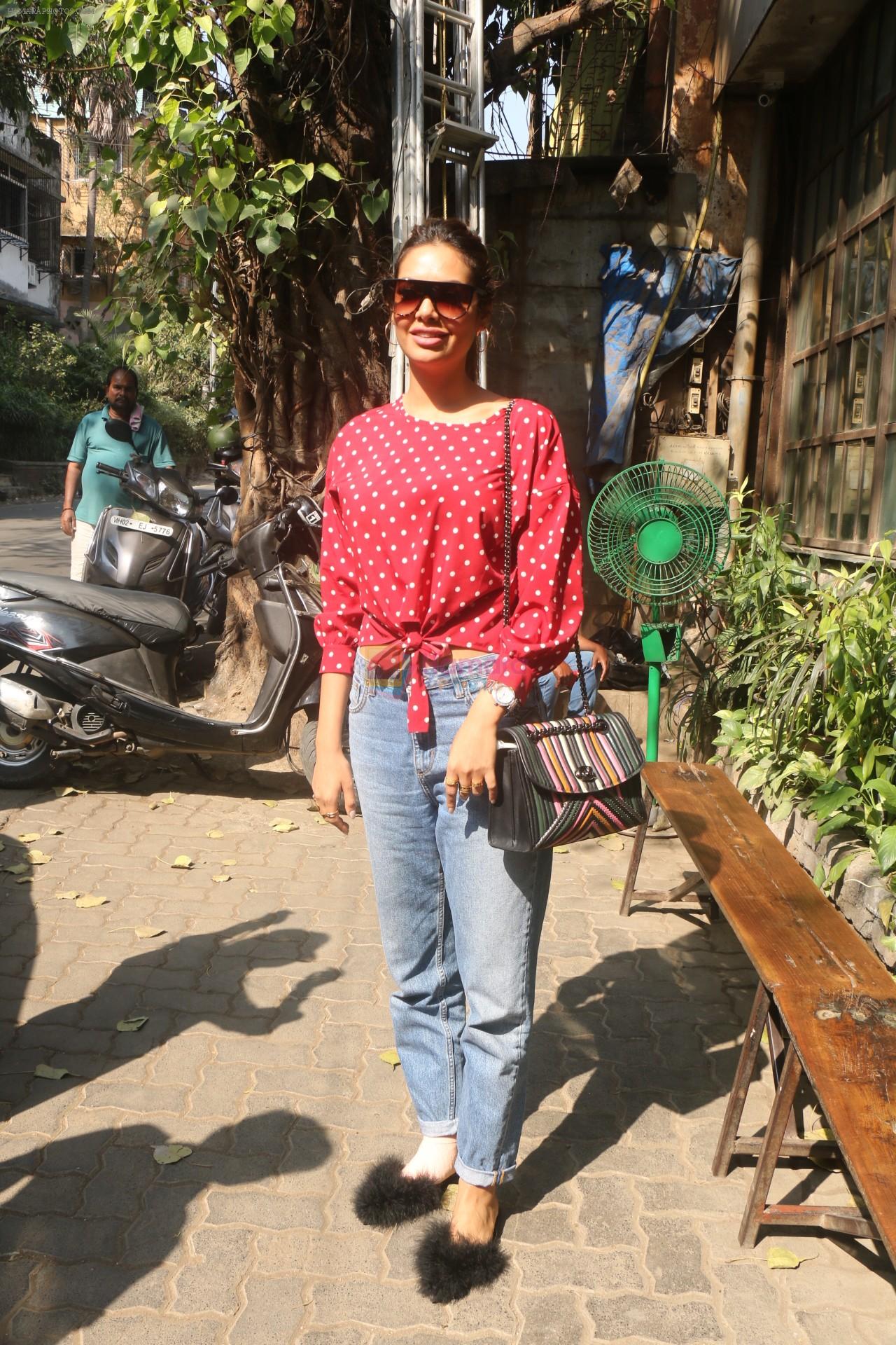 Esha Gupta spotted at Pali Village Cafe,Bandra on 1st Feb 2018