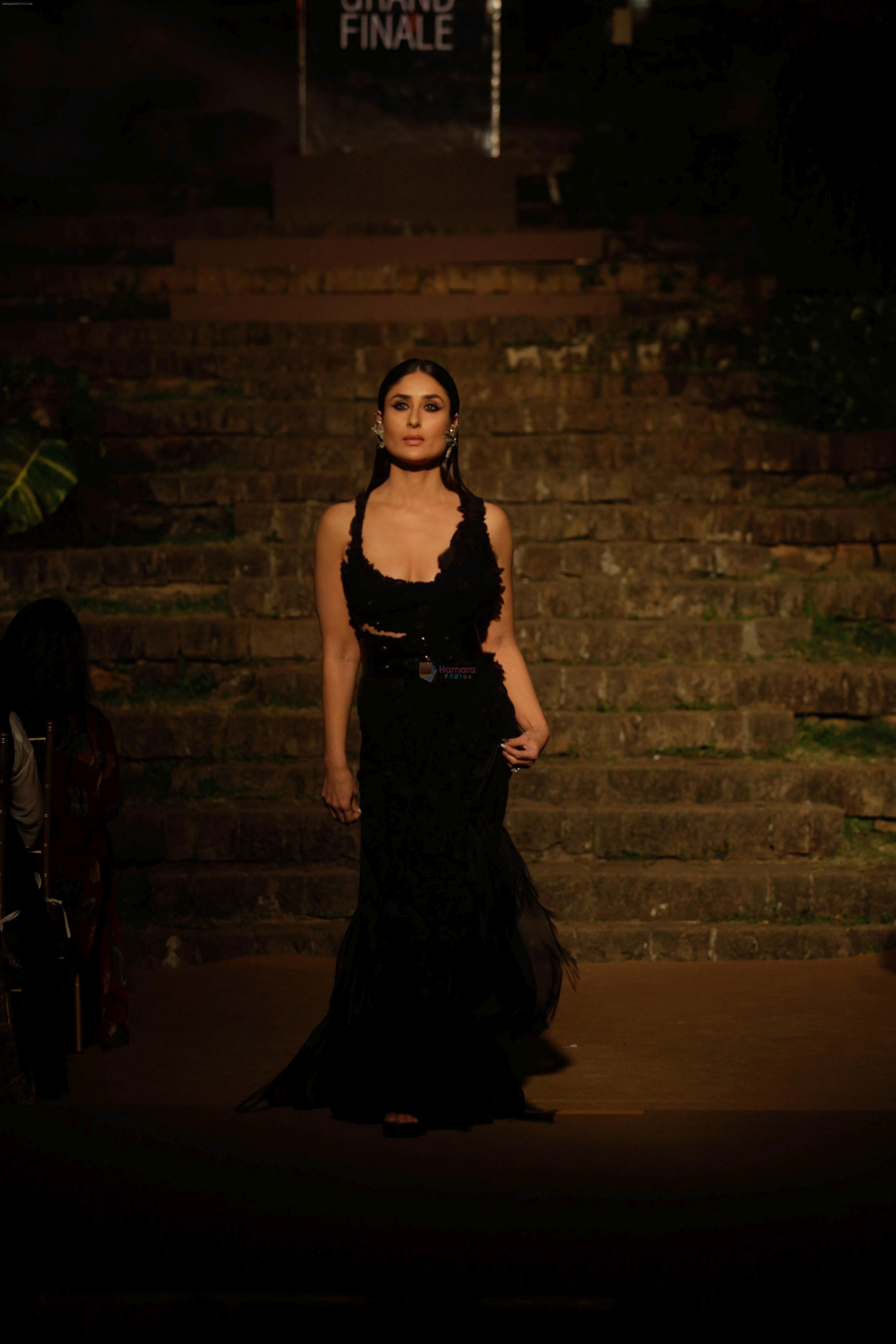 Kareena kapoor Khan showstopper For Designer Anamika Khanna At Lakme Fashion Week Finale 18 on 4th Feb 2018