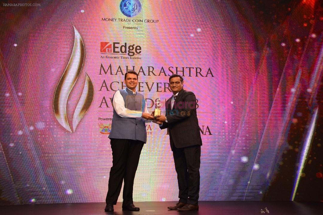 The CM presents the Most Promising Physician Award to Dr Gautam Bhansali of Bombay Hospital at ET Edge Maharashtra Achievers Awards 2018
