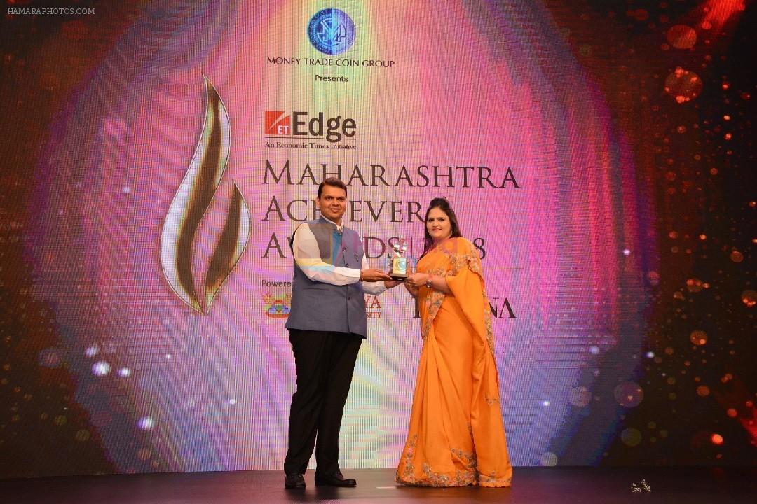 CM Devendra Fadnavis presents award at ET Edge Maharashtra Achievers Awards 2018