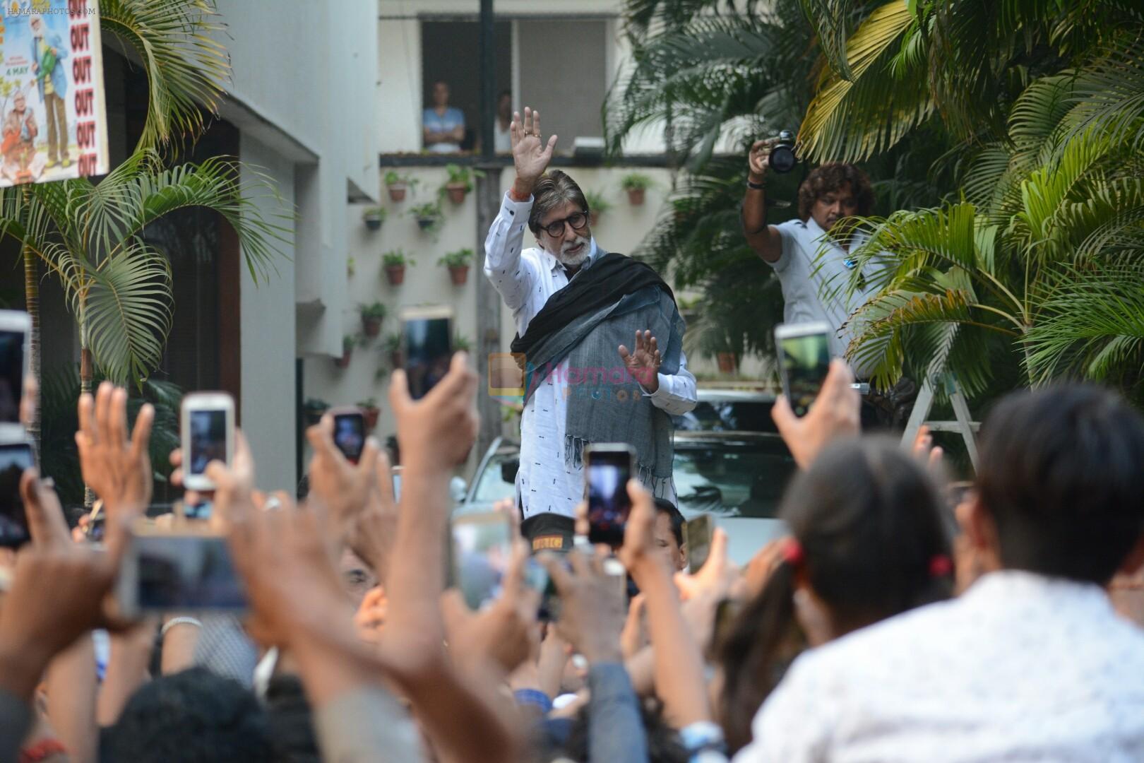 Amitabh Bachchan meets his fans at his Jalsa residence on 25th March 2018