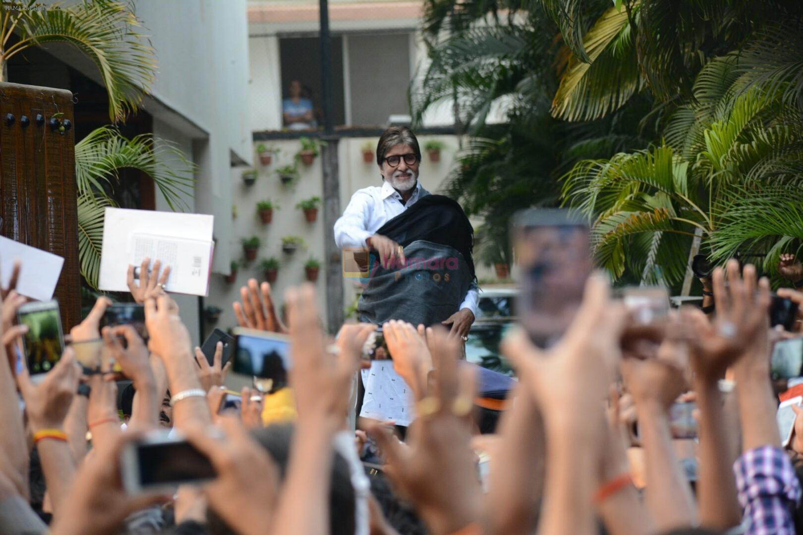Amitabh Bachchan meets his fans at his Jalsa residence on 25th March 2018
