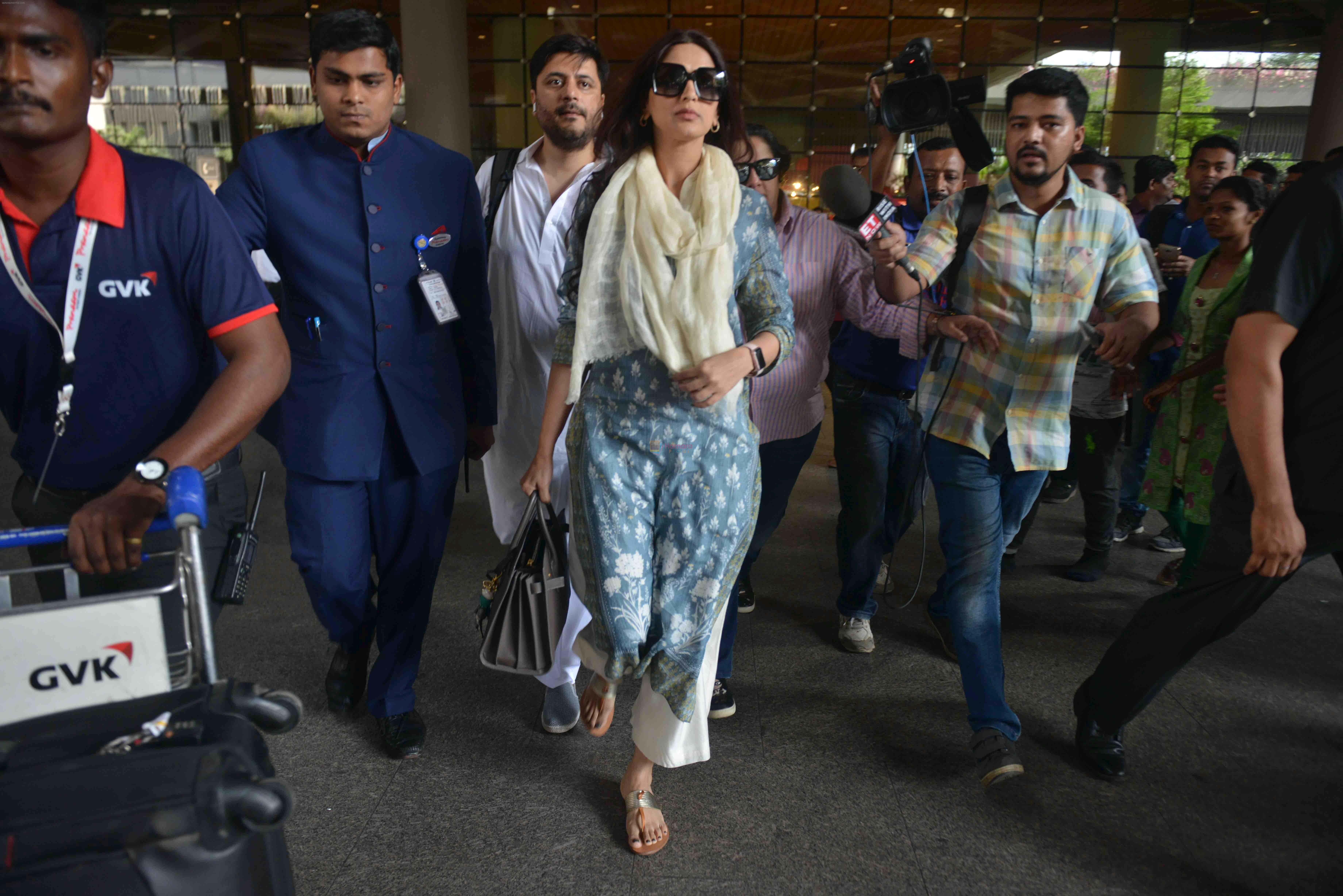 Sonali Bendre Return From Jodhpur Spotted At Airport on 6th April 2018