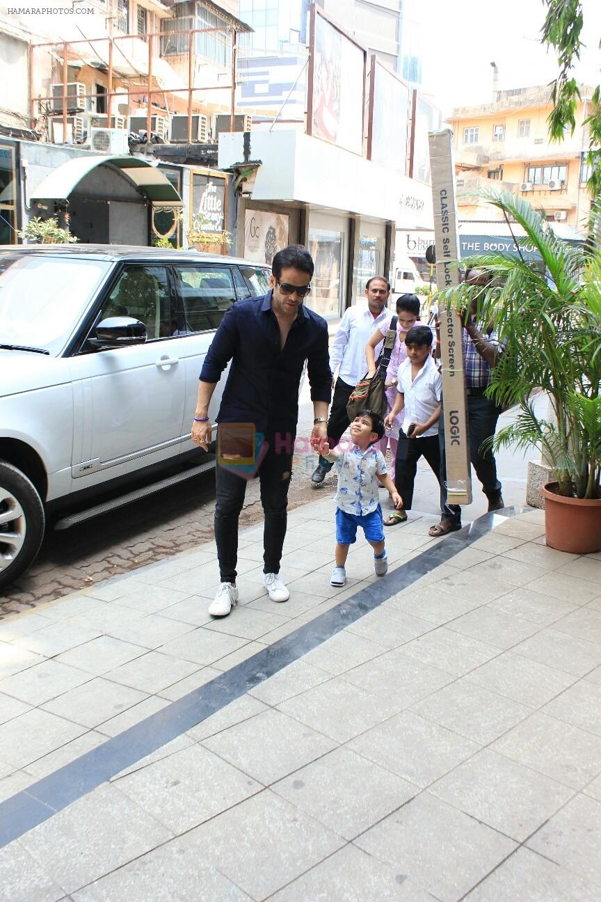 Tusshar Kapoor with son Lakshya spotted at bandra on 7th April 2018
