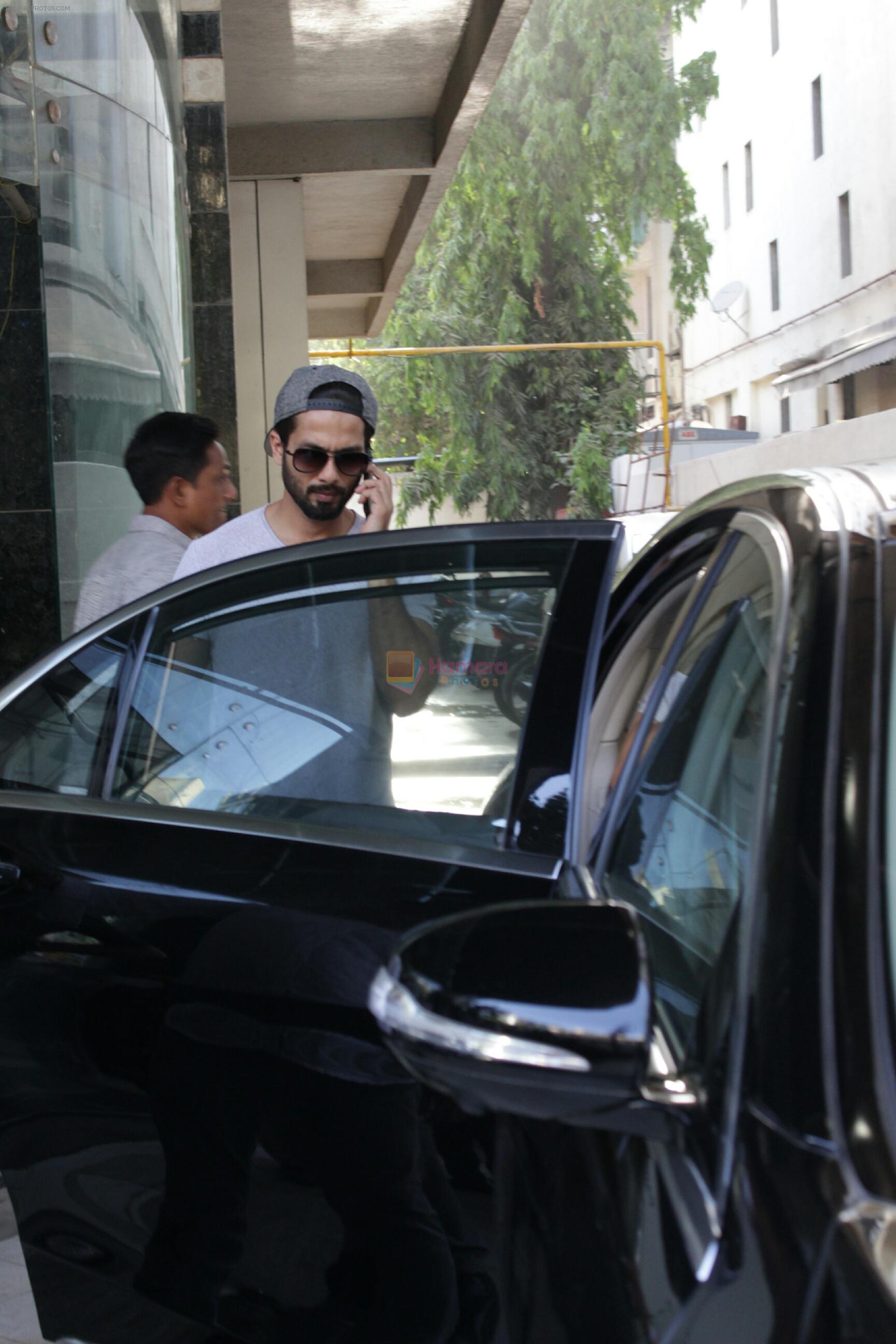 Shahid Kapoor &Mira Rajput Spotted At A Clinic In Bandra on 22nd April 2018