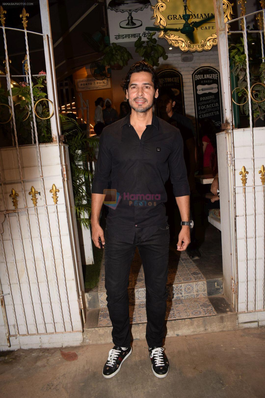 Dino Morea snapped at Grandmama�s All Day Cafe on 28th April 2018