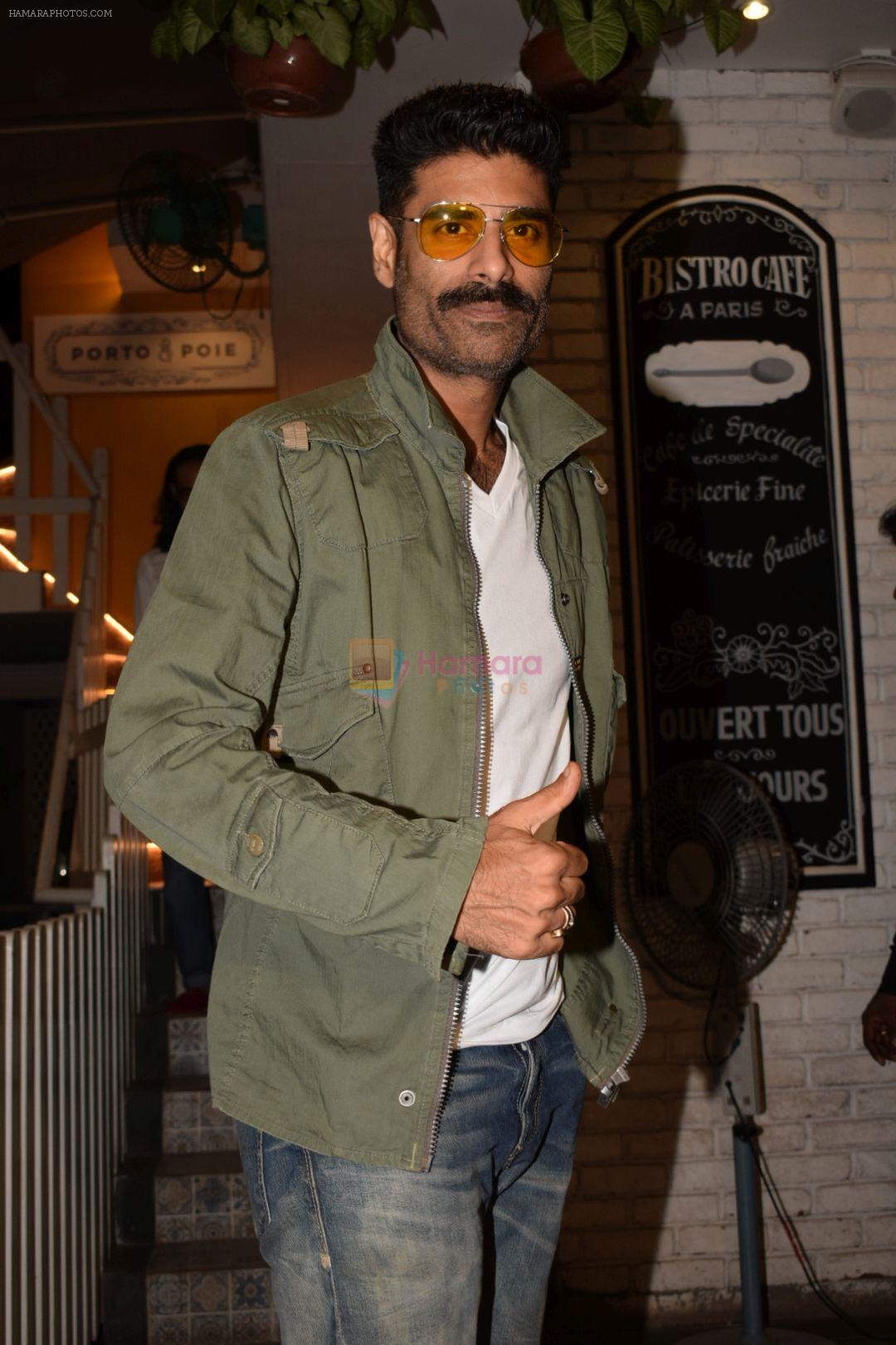 Sikander Kher snapped at Grandmama�s All Day Cafe on 28th April 2018