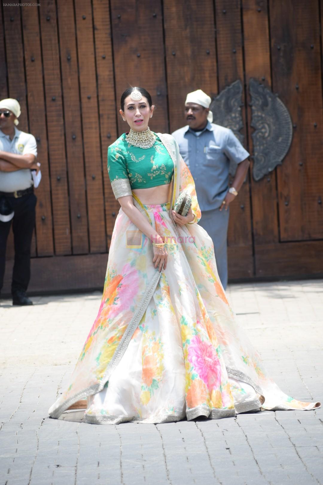 Karisma Kapoor at Sonam Kapoor Anand Ahuja's wedding in rockdale bandra on 8th May 2018