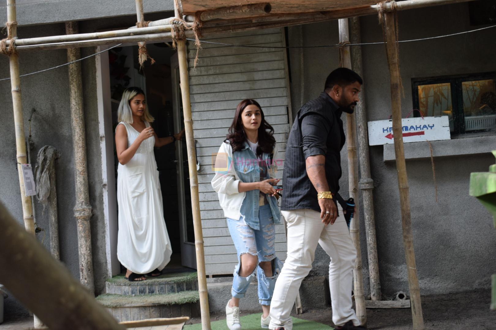 Alia Bhatt Spotted At Kromakey Juhu on 29th May 2018