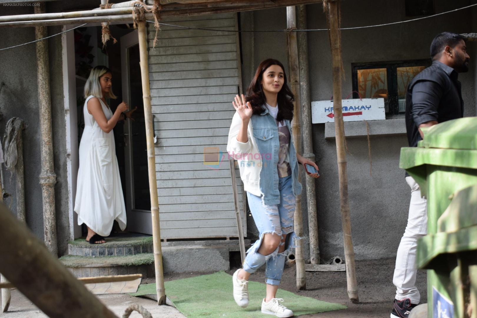 Alia Bhatt Spotted At Kromakey Juhu on 29th May 2018