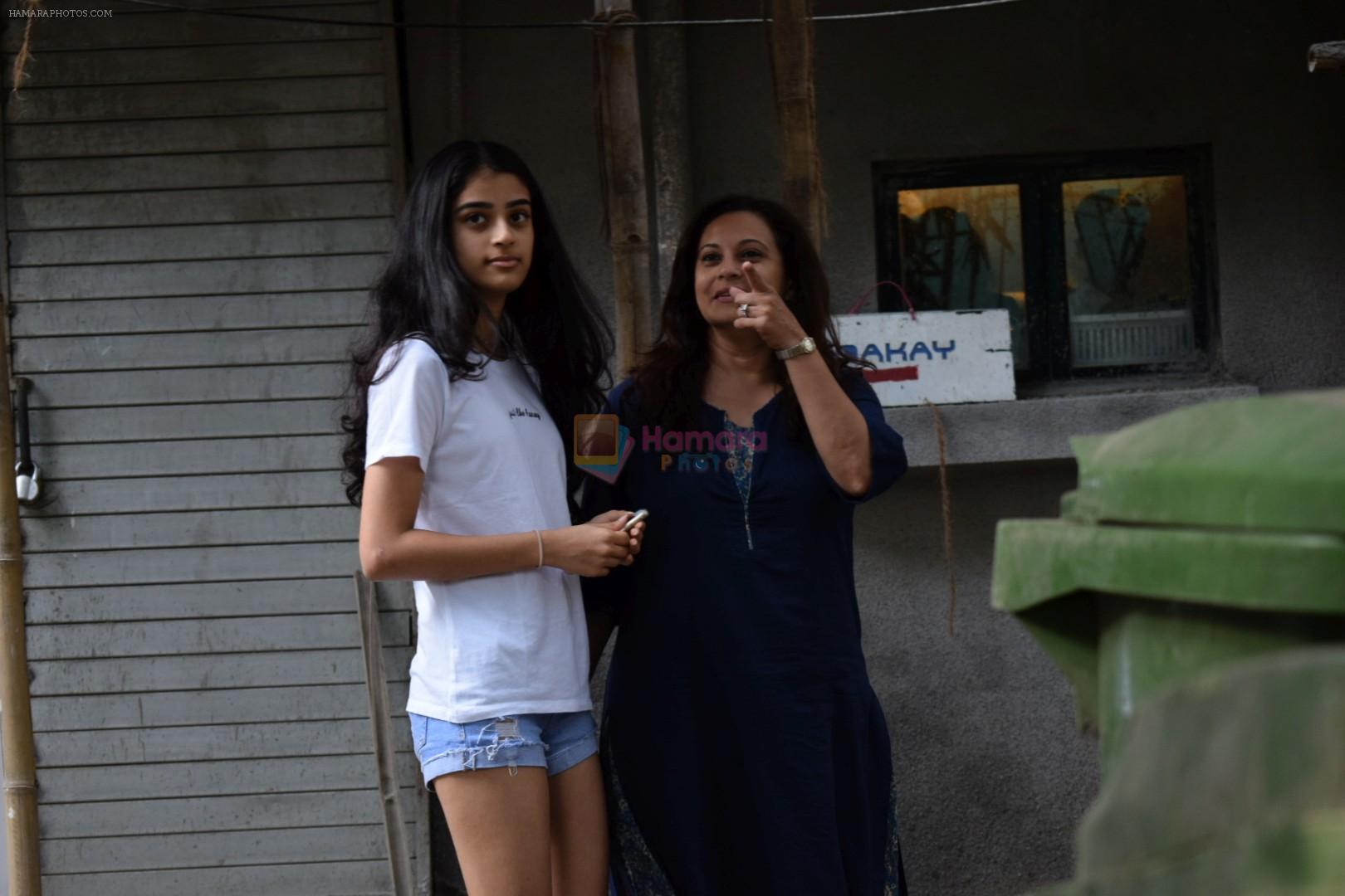Manasi Joshi Roy and daughter spotted at Kromakay Salon juhu on 29th May 2018