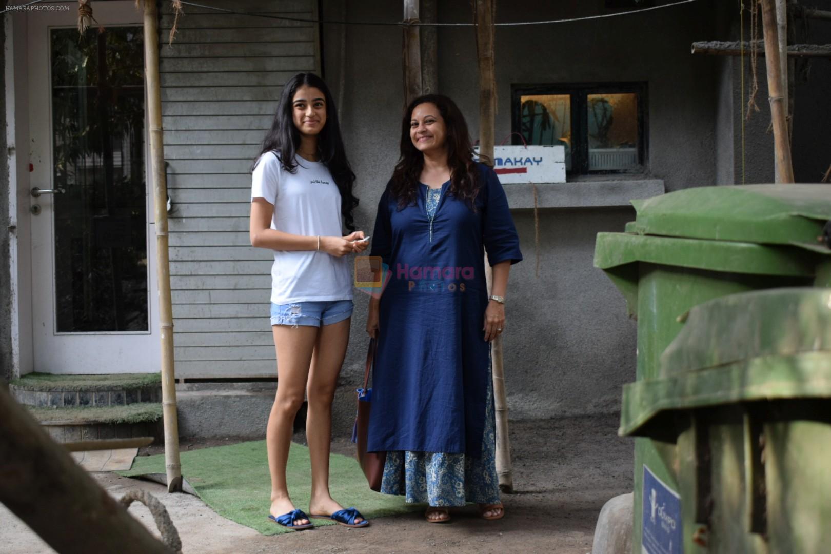 Manasi Joshi Roy and daughter spotted at Kromakay Salon juhu on 29th May 2018
