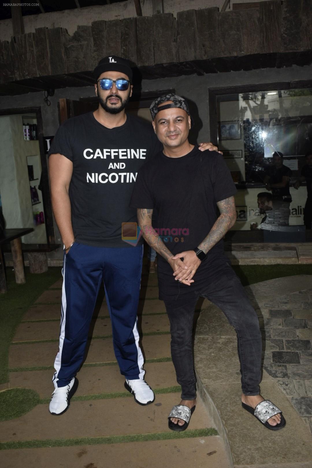 Arjun Kapoor Spotted At Hakim Aalim's Salon In Versova on 9th Aug 2018