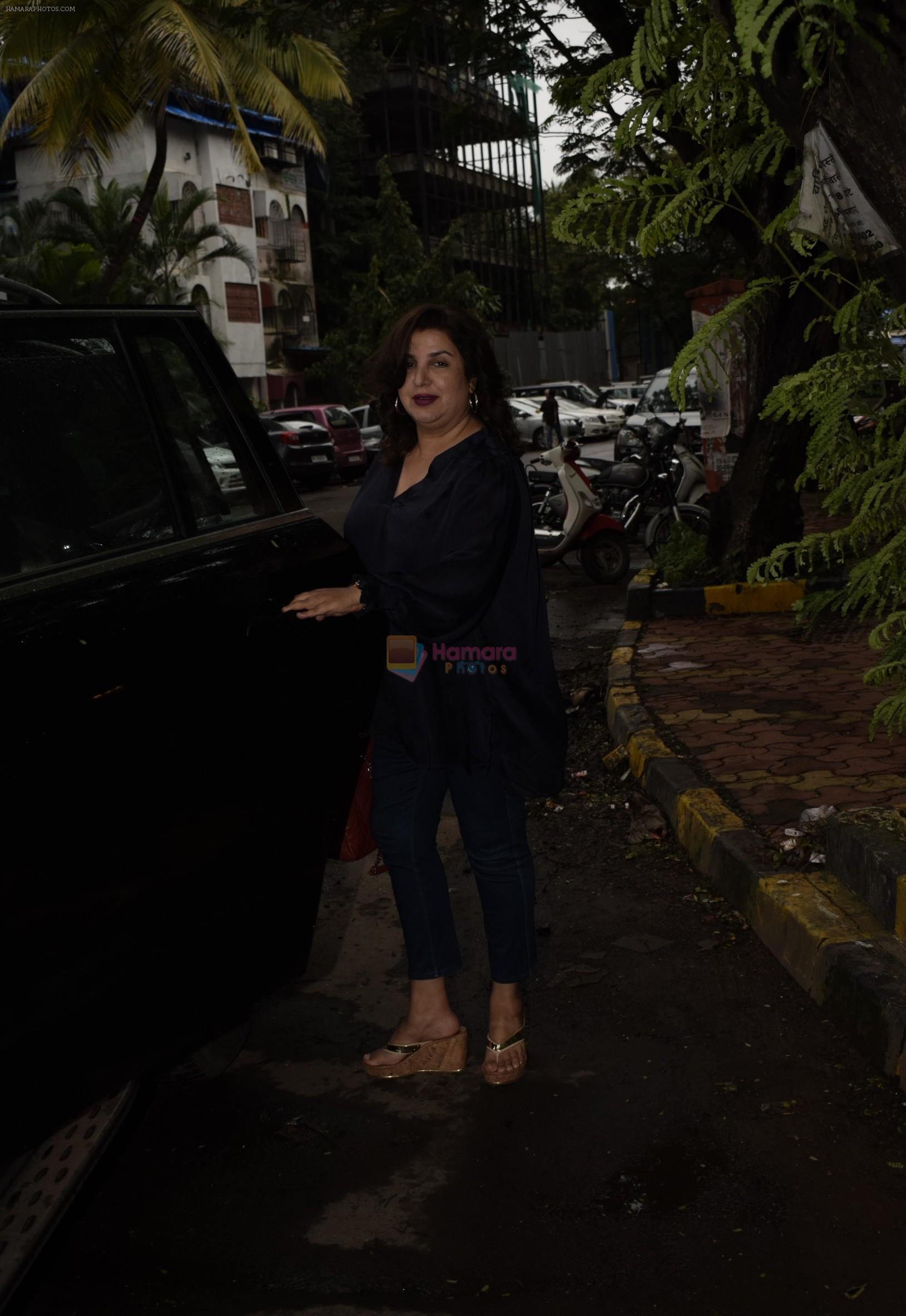 Farah Khan Spotted At Kromakay Salon In Juhu on 12th Aug 2018