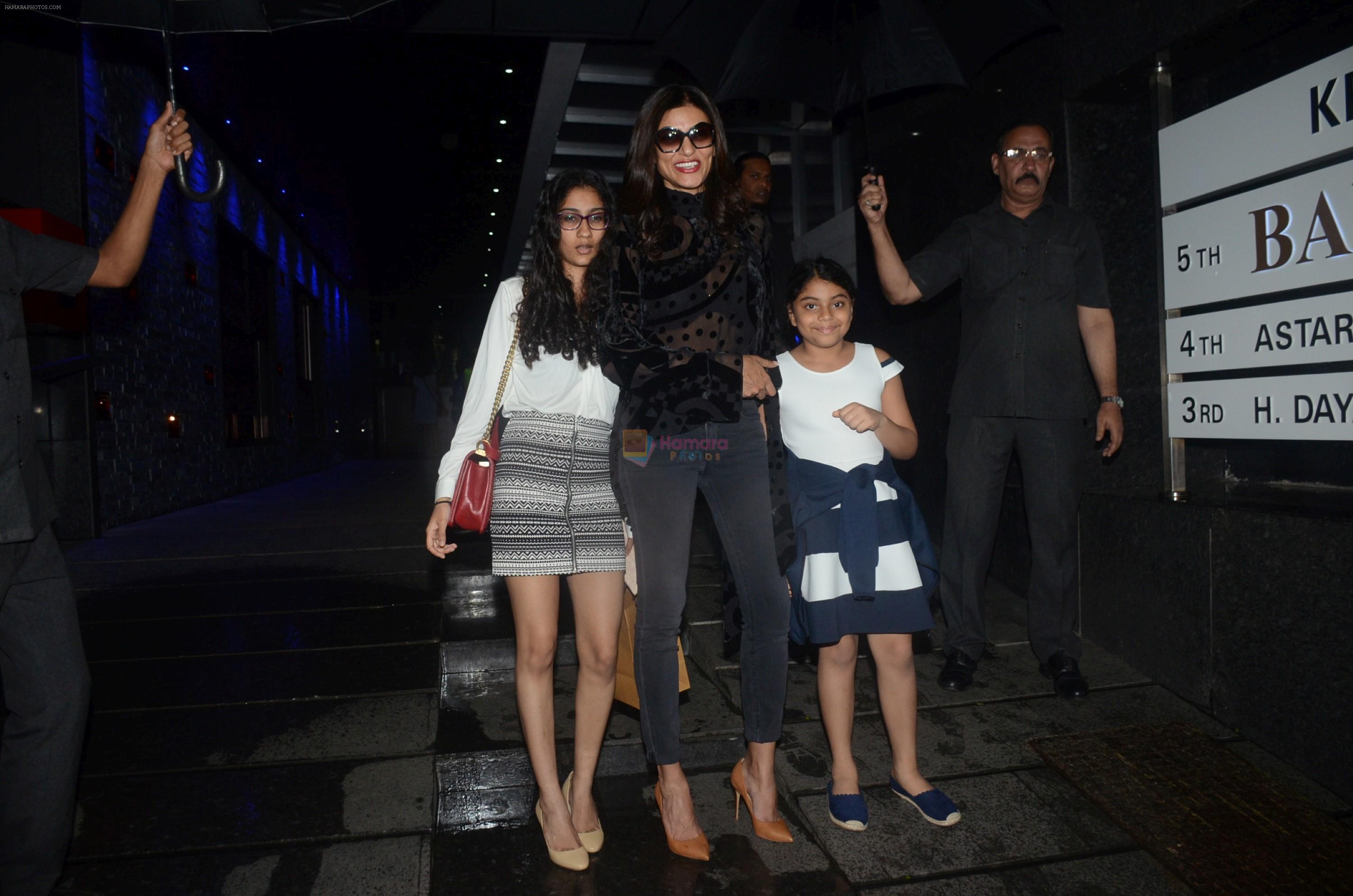 Sushmita Sen With Daughters Spotted At Hakkasan In Bandra on 12th Aug 2018