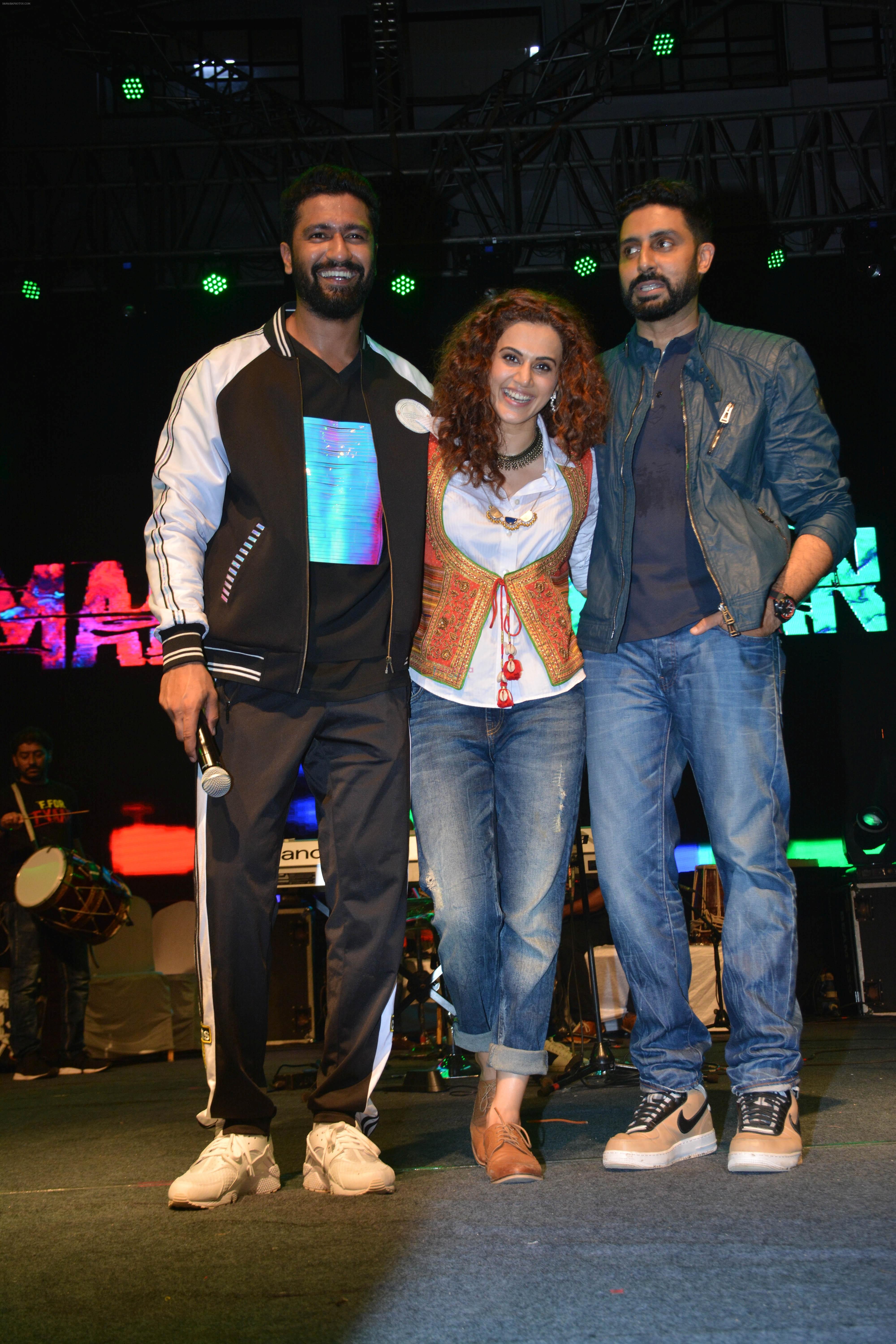 Vicky Kaushal, Taapsee Pannu, Abhishek Bachchan at Manmarziyaan Music Concert in NM College In Juhu on 19th Aug 2018