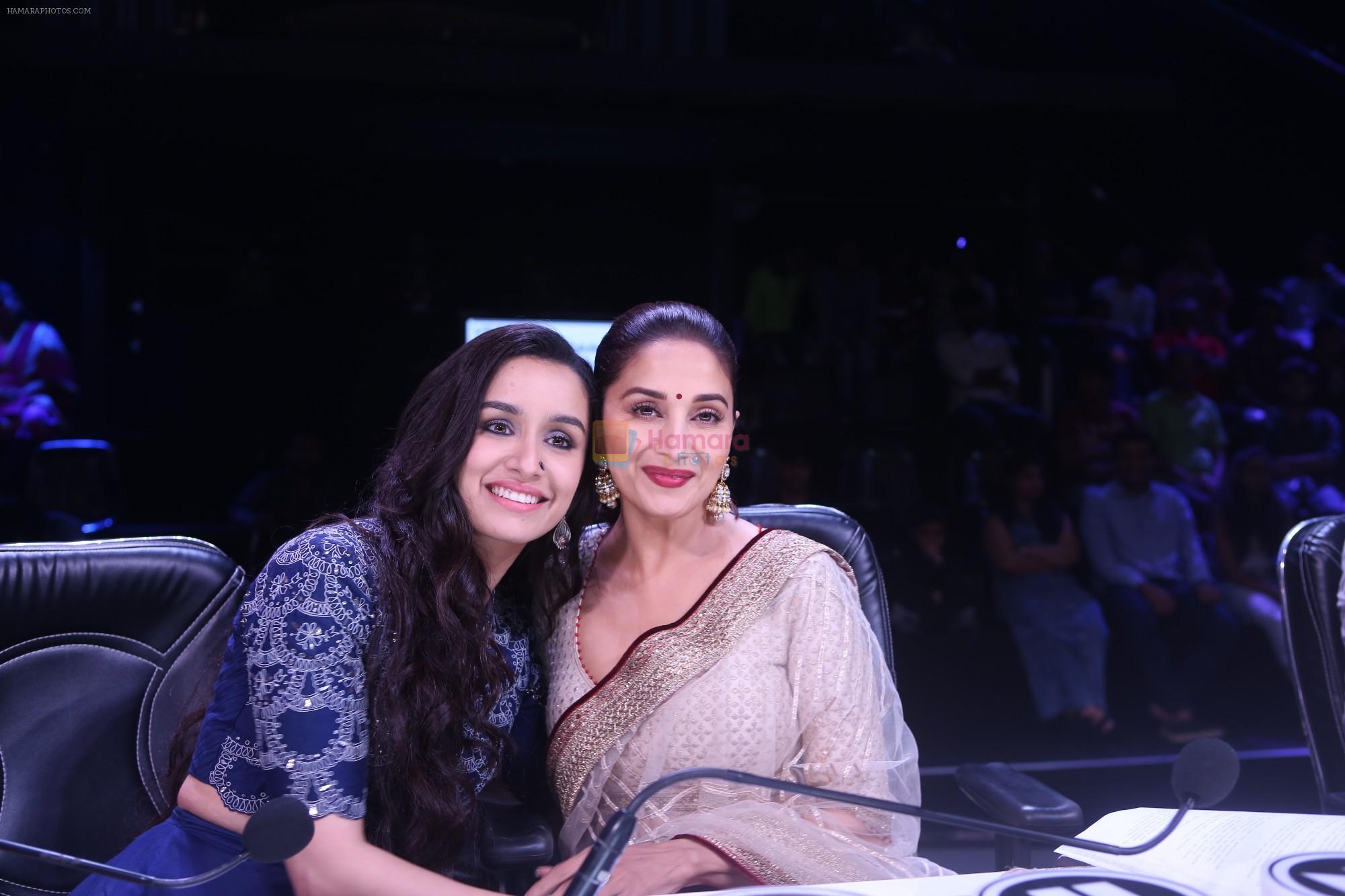 Shraddha Kapoor, Madhuri Dixit on the the sets of Colors Dance Deewane in filmcity on 20th Aug 2018