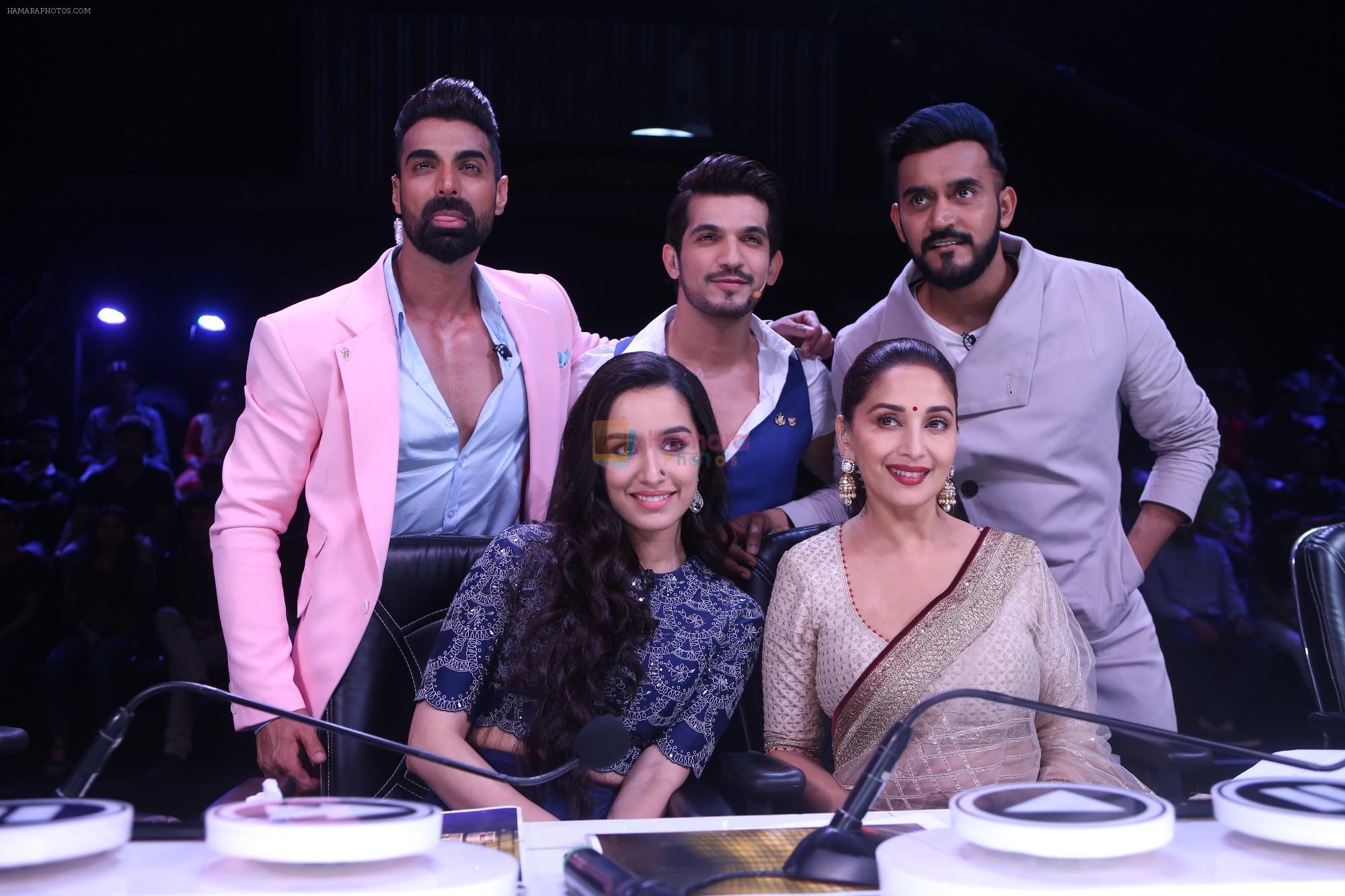 Shraddha Kapoor, Madhuri Dixit on the the sets of Colors Dance Deewane in filmcity on 20th Aug 2018
