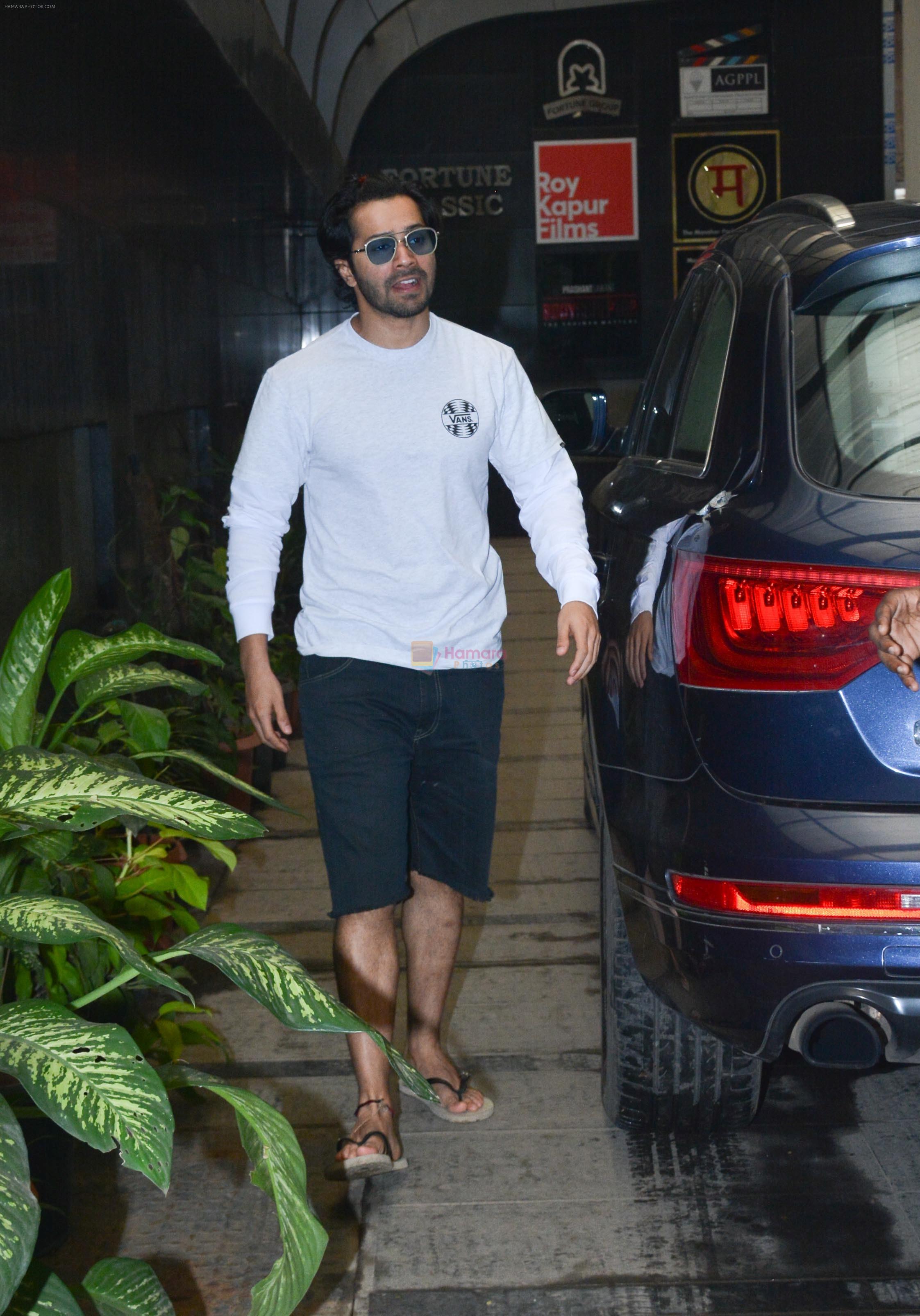 Varun Dhawan spotted at gym in bandra on 20th Aug 2018