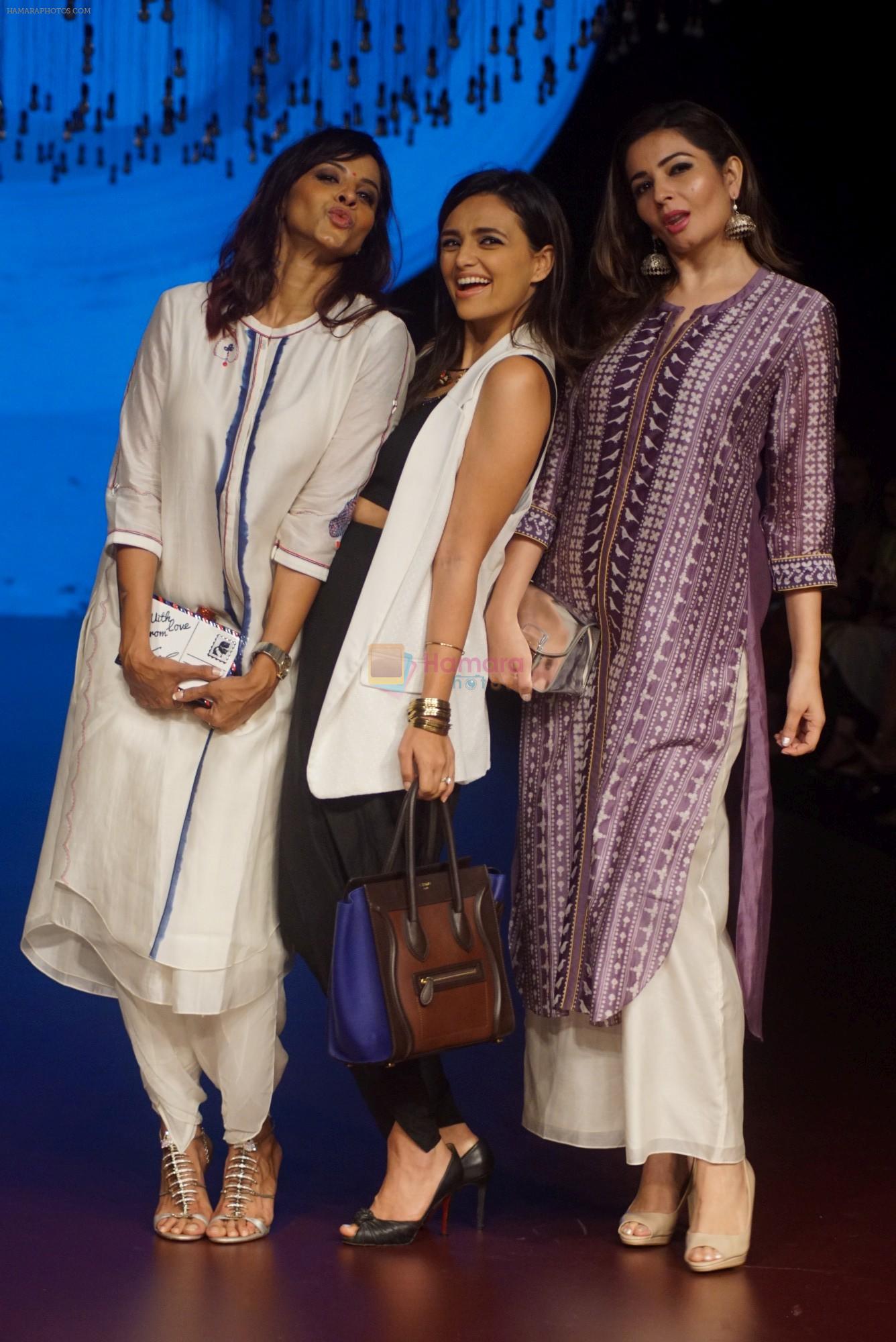 Manasi Scott, Roshni Chopra, Shonali Nagrani at AM PM BY ANKUR & PRIYANKA MODI RUNWAY at Lakme Fashion Week on 22nd Aug 2018