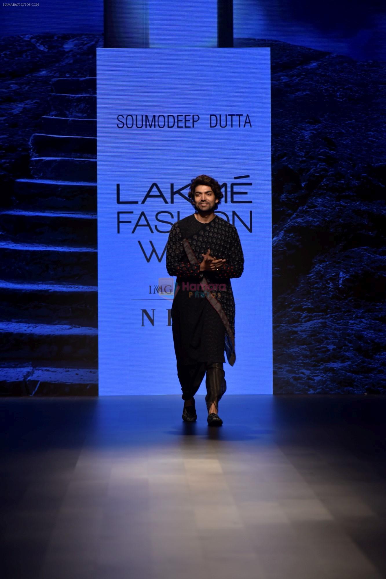 Gurmeet Choudhary walk the ramp for Soumodeep Dutta at Lakme Fashion Show 2018 on 27th Aug 2018