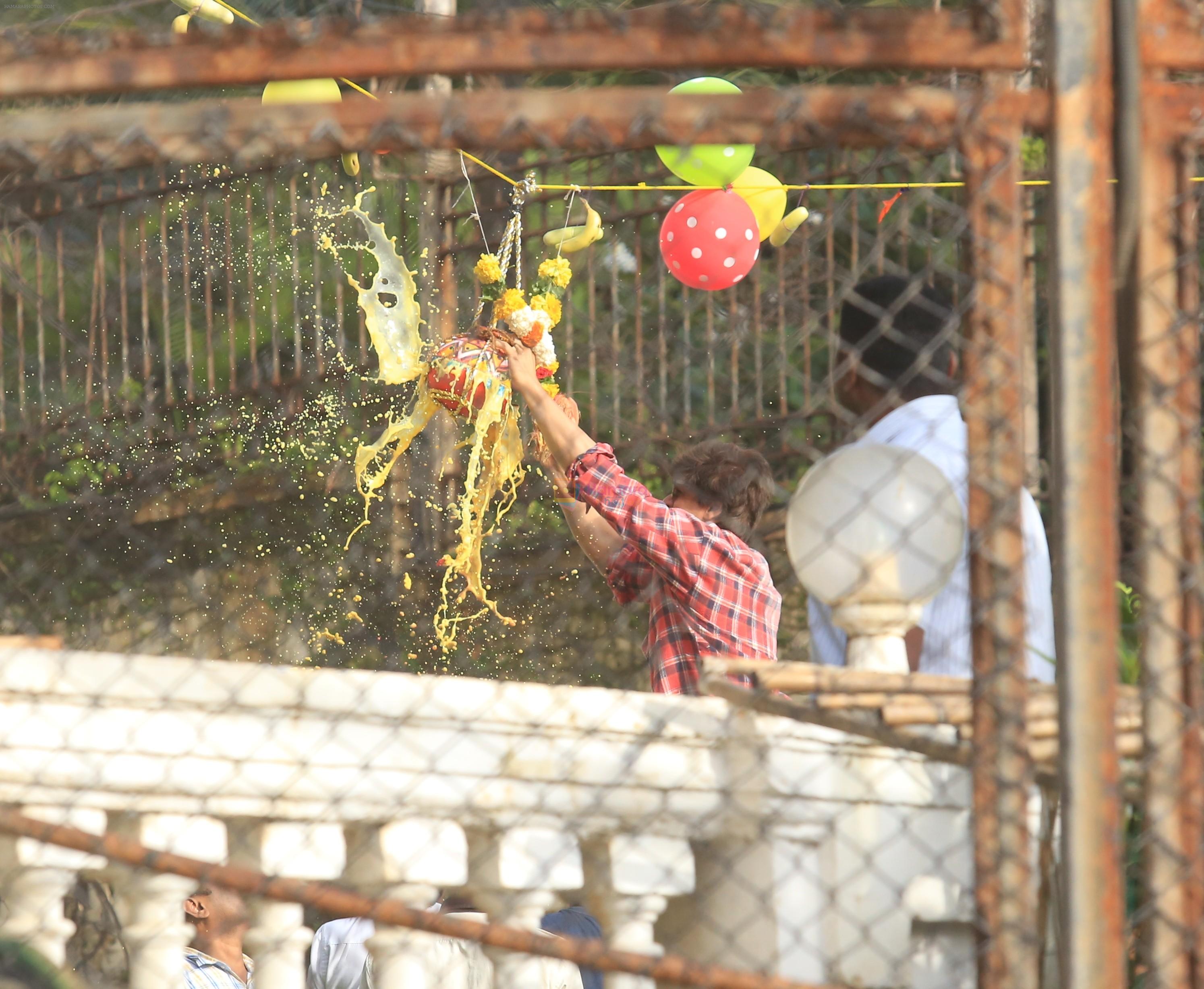 Shahrukh Khan, Abram Celebrate Dahihandi At Mannat In Bandra on 3rd Sept 2018