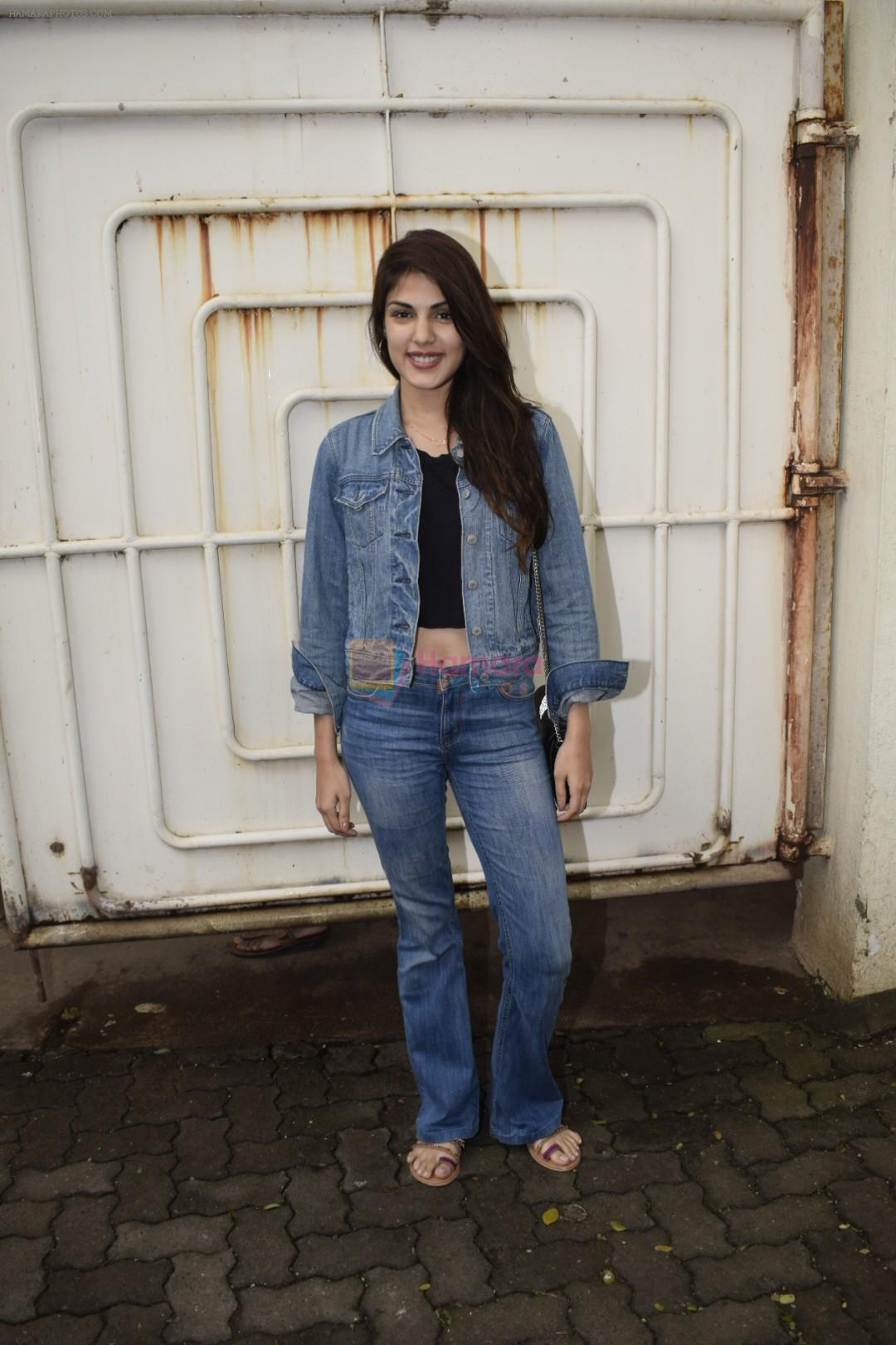 Rhea Chakraborty Spotted At Sunny Sound Juhu on 3rd Sept 2018