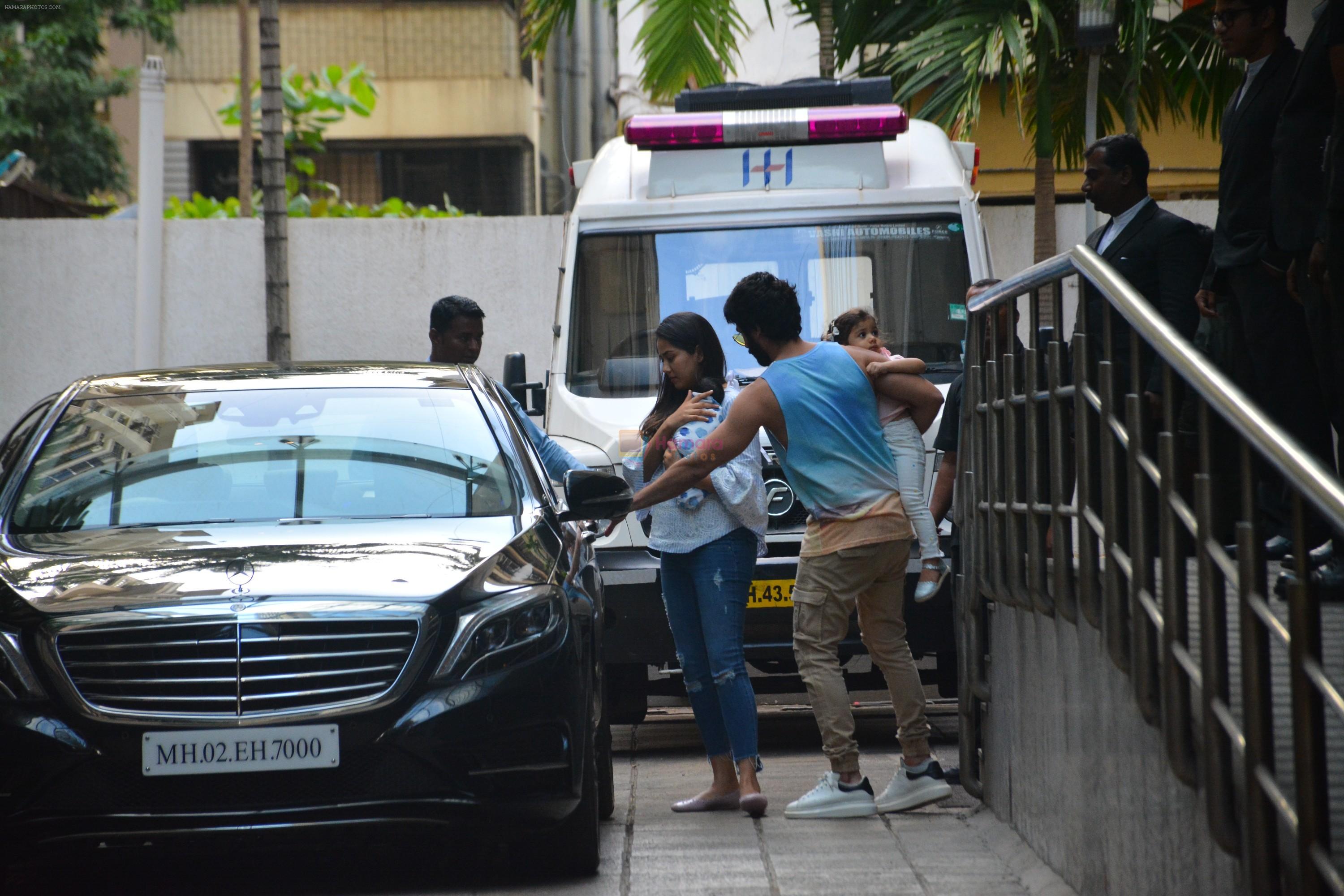 Shahid Kapoor, Mira Rajput with thier son leave from Hinduja hospital on 7th Sept 2018