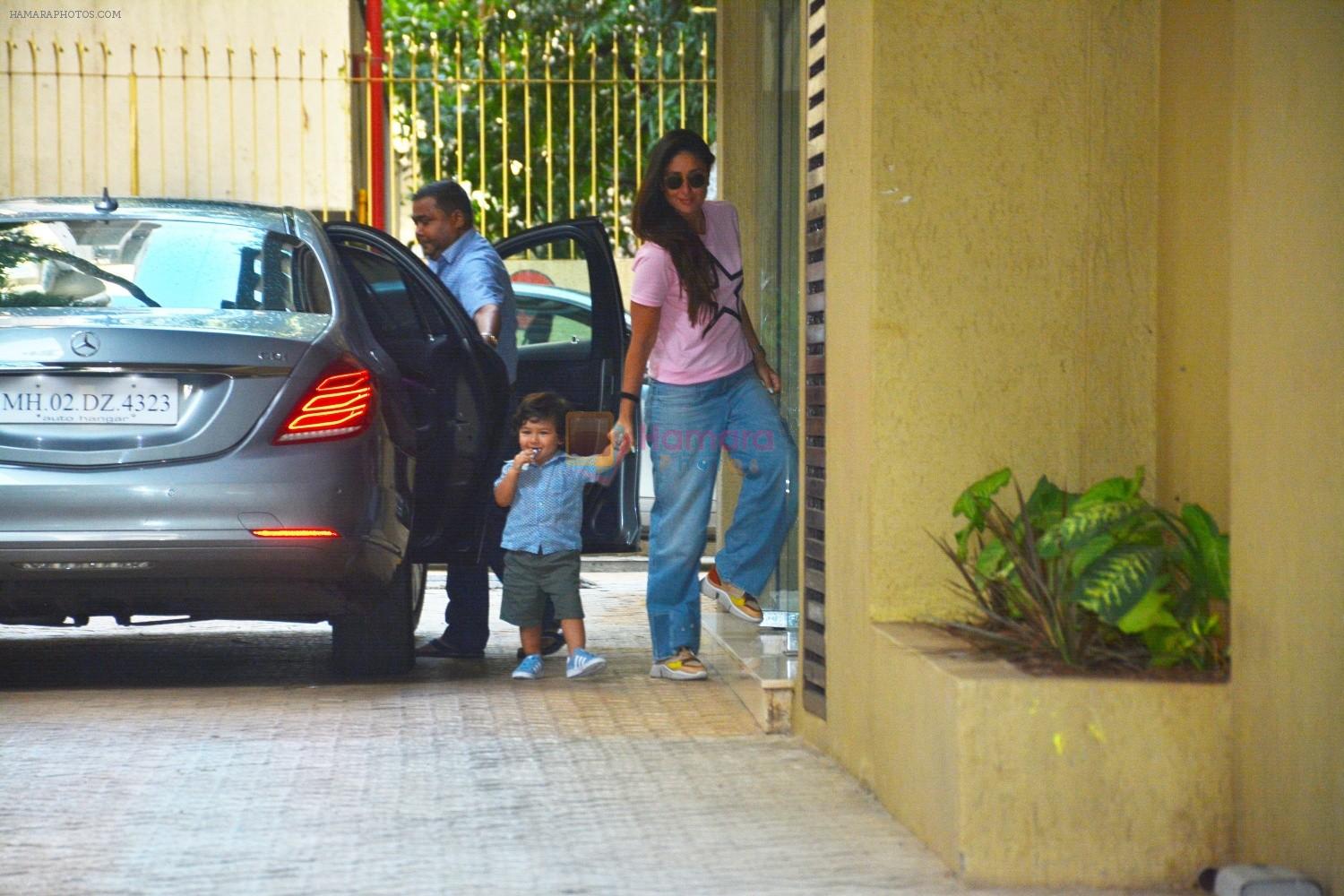 Kareena Kapoor , Taimur Spotted At Karishma Kapoor's House In Bandra on 9th Sept 2018