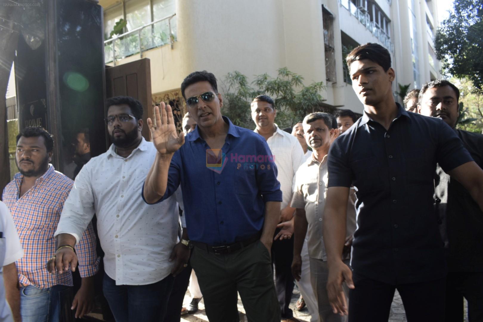 Akshay Kumar Meets His Fans On His Birthday At His Juhu Home on 9th Sept 2018