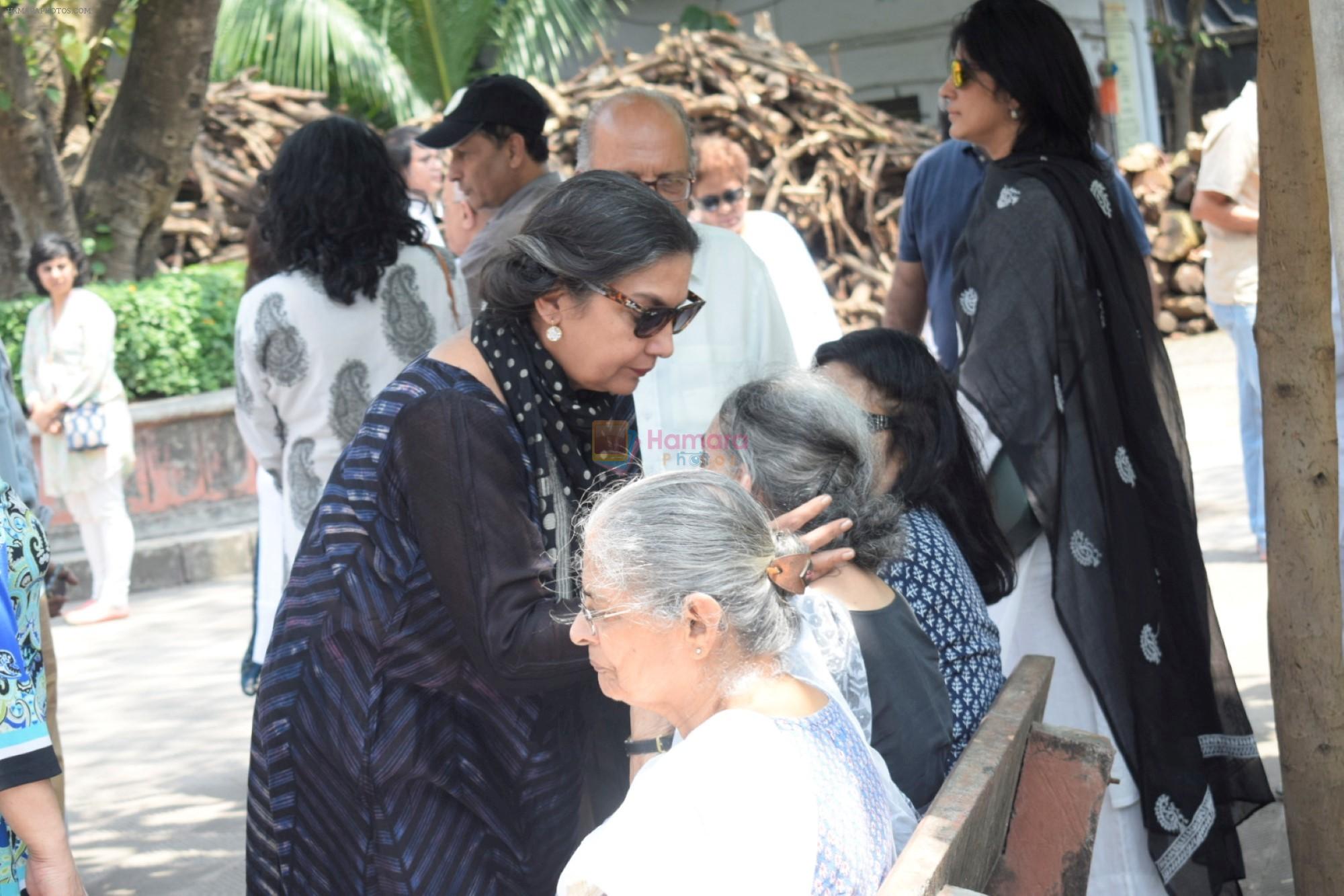Shabana Azmi at Kalpana Lajmi Funeral At Oshiwara Crematorium In Mumbai on 23rd Sept 2018