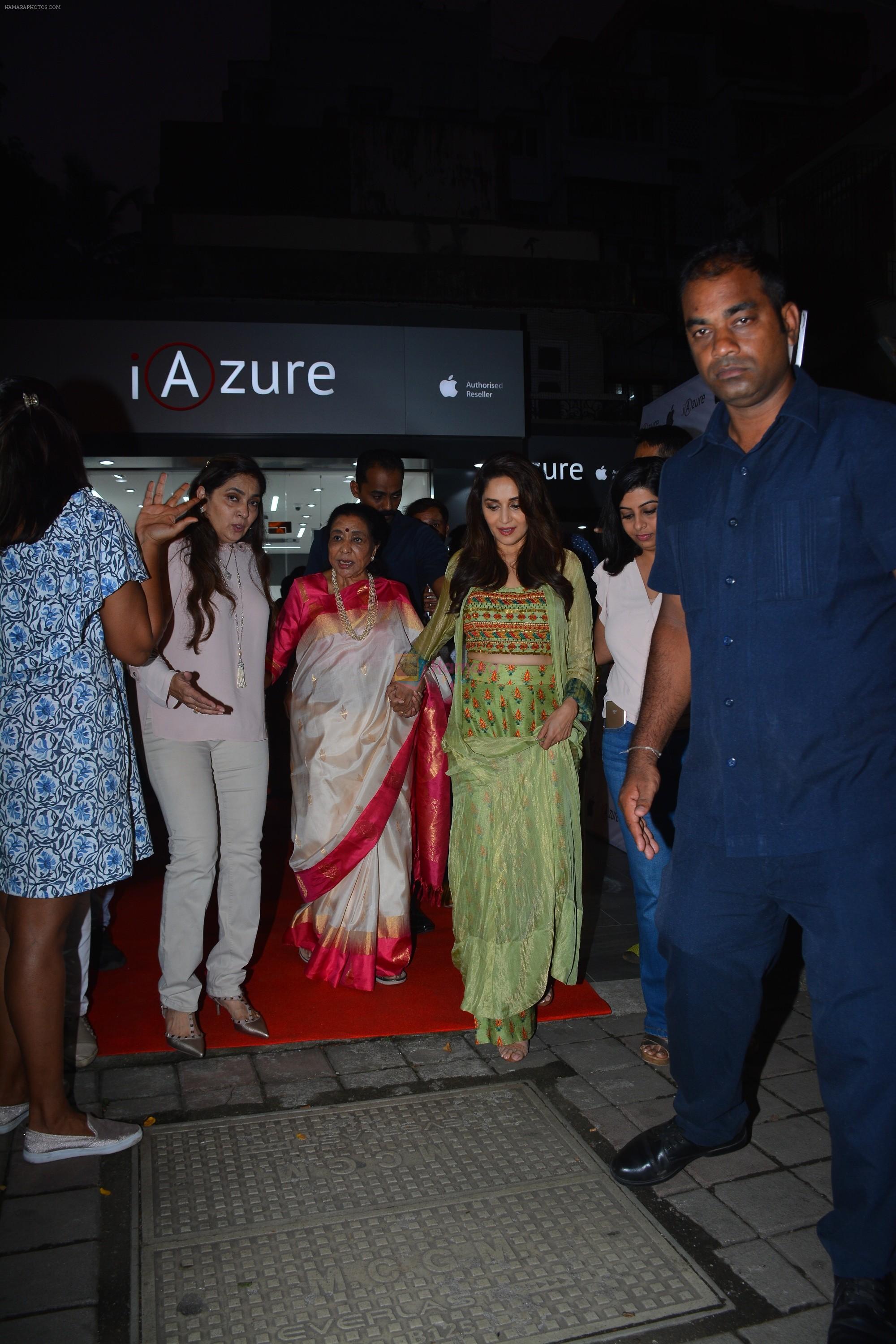 Asha Bhosle, Madhuri Dixit at IAzure store on the occasion of new iPhone Xs & iPhone Xs Max launch in mumbai on 28th Sept 2018