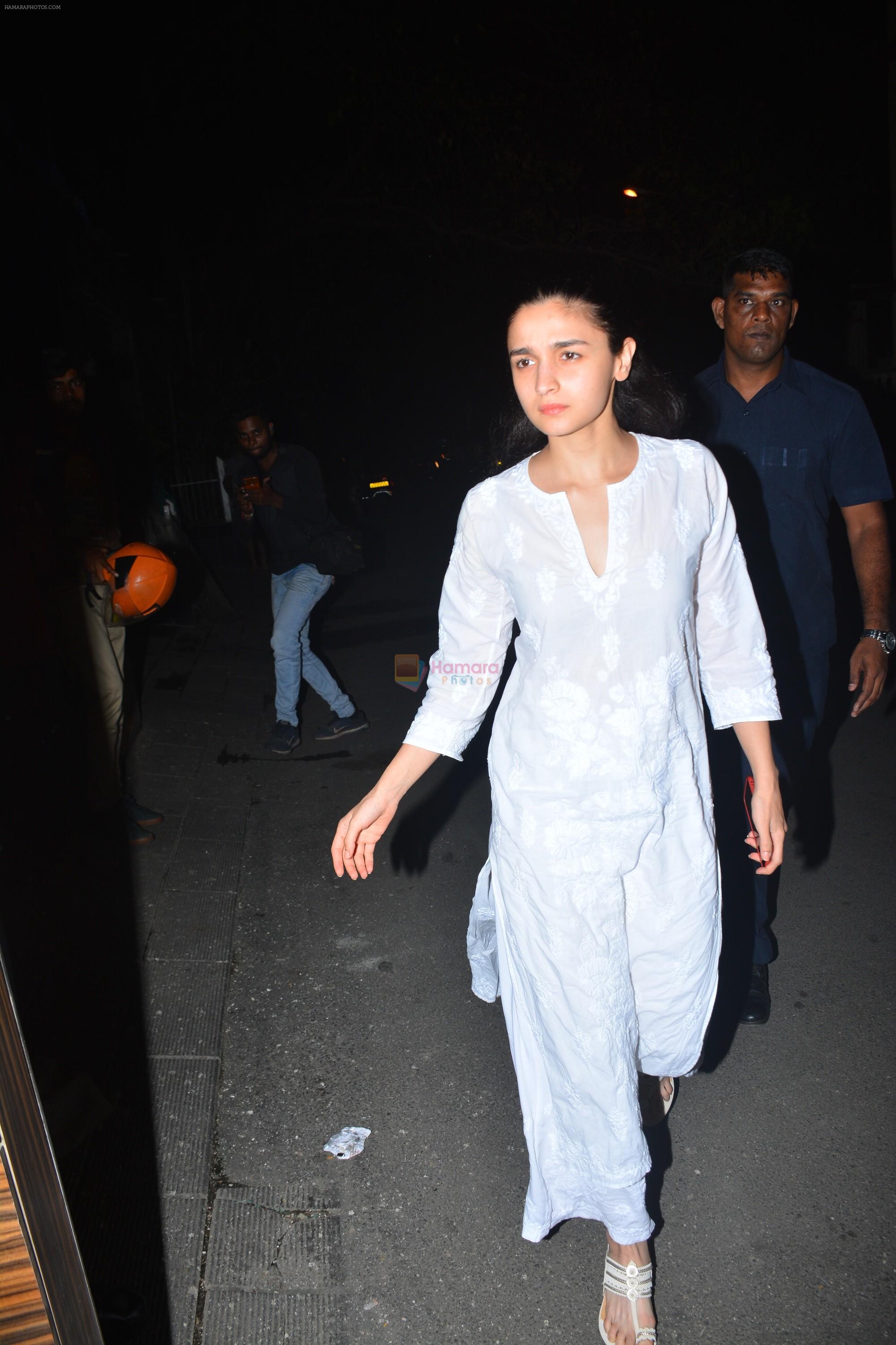 Alia Bhatt spotted at Aamir Khan's house in bandra on 1st Oct 2018