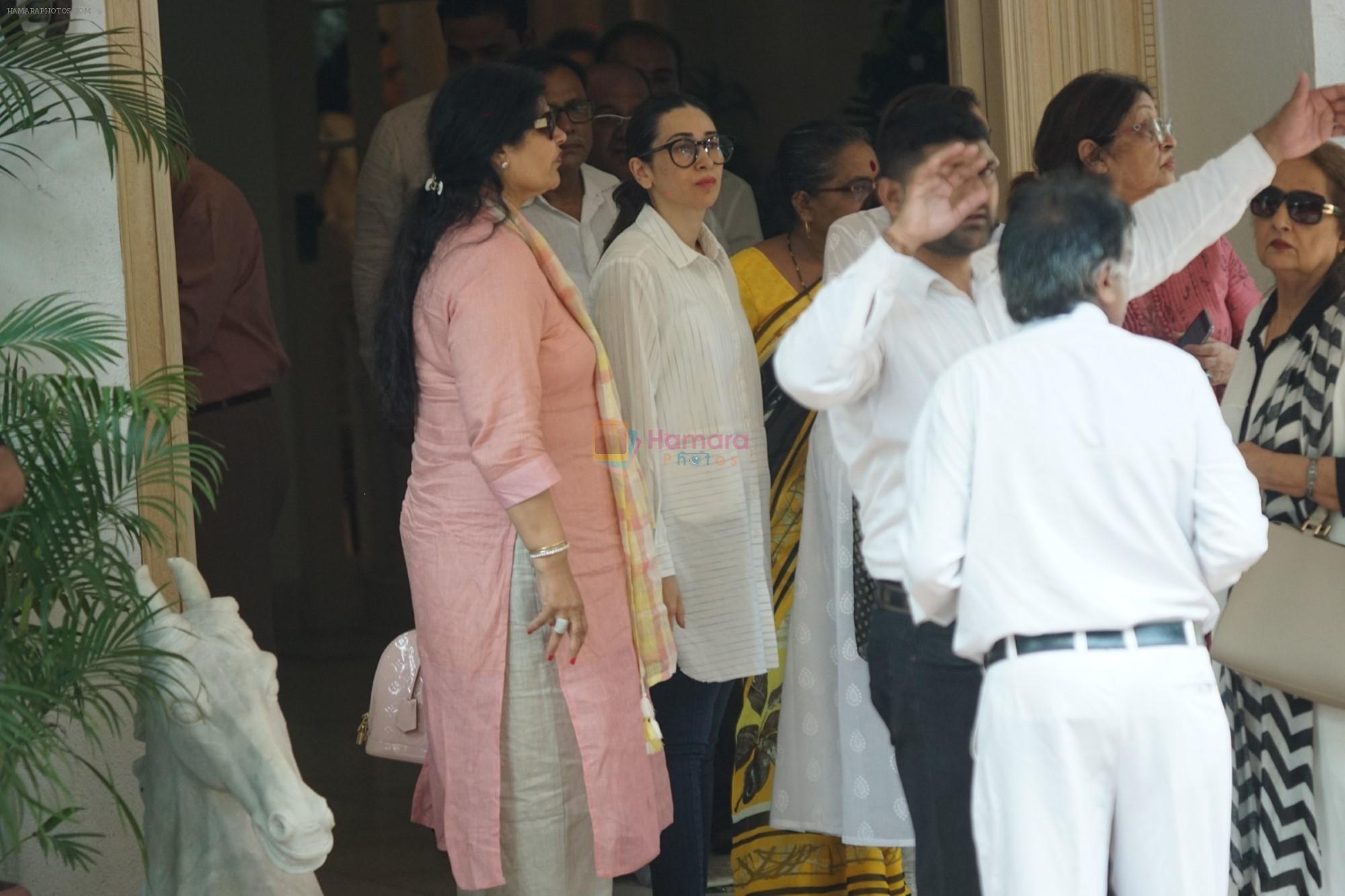 Karisma Kapoor at Krishna Raj Kapoor's funeral in Chembur on 1st Oct 2018