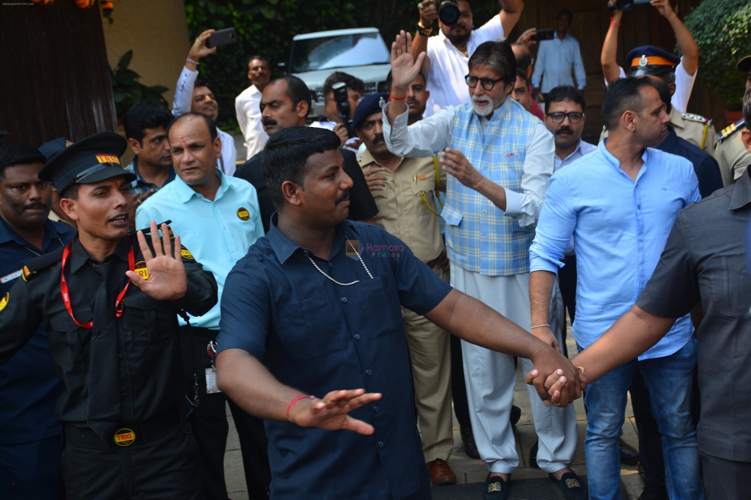 Amitabh Bachchan meets his fans on his birthday at his juhu house on 10th Oct 2018