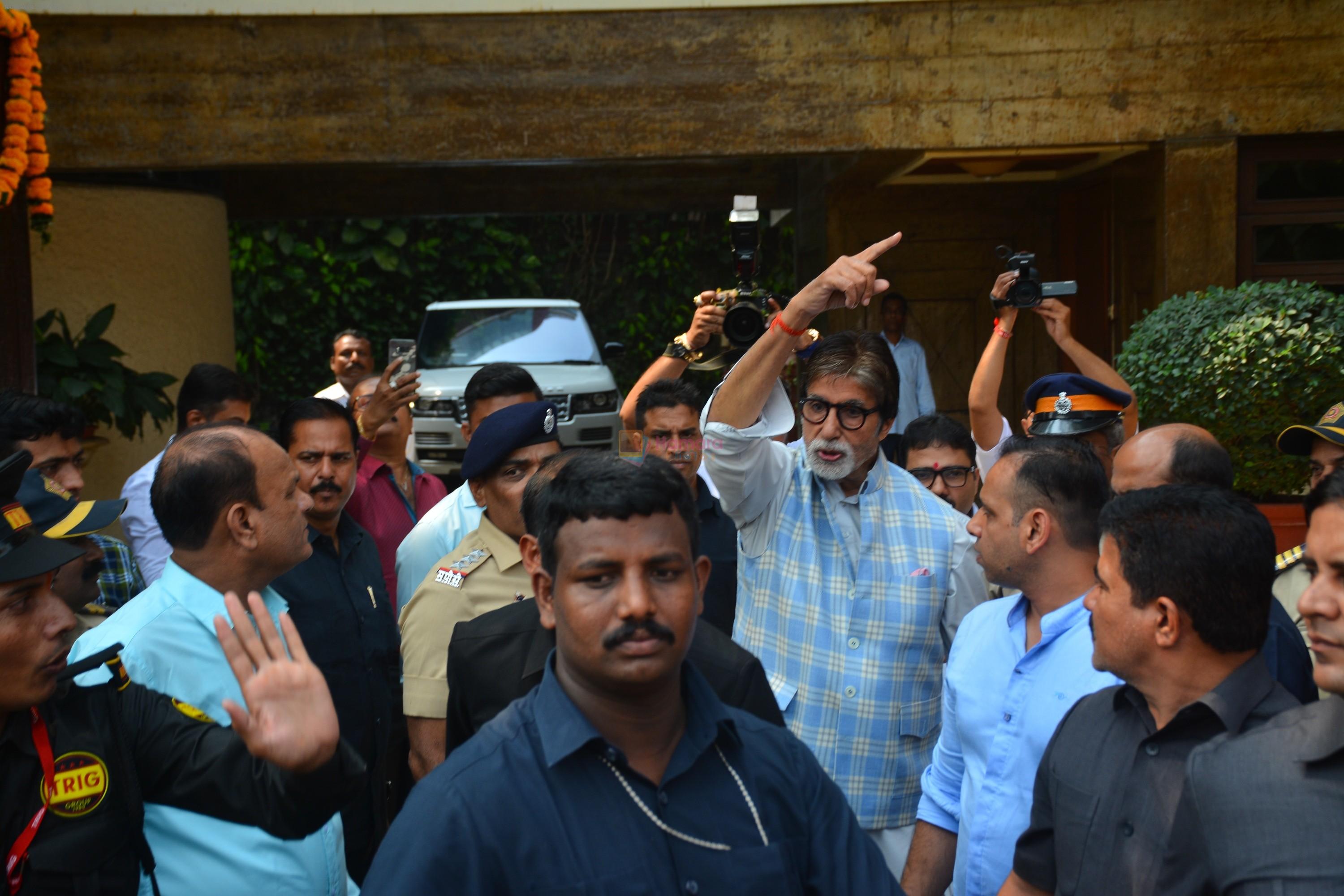 Amitabh Bachchan meets his fans on his birthday at his juhu house on 10th Oct 2018