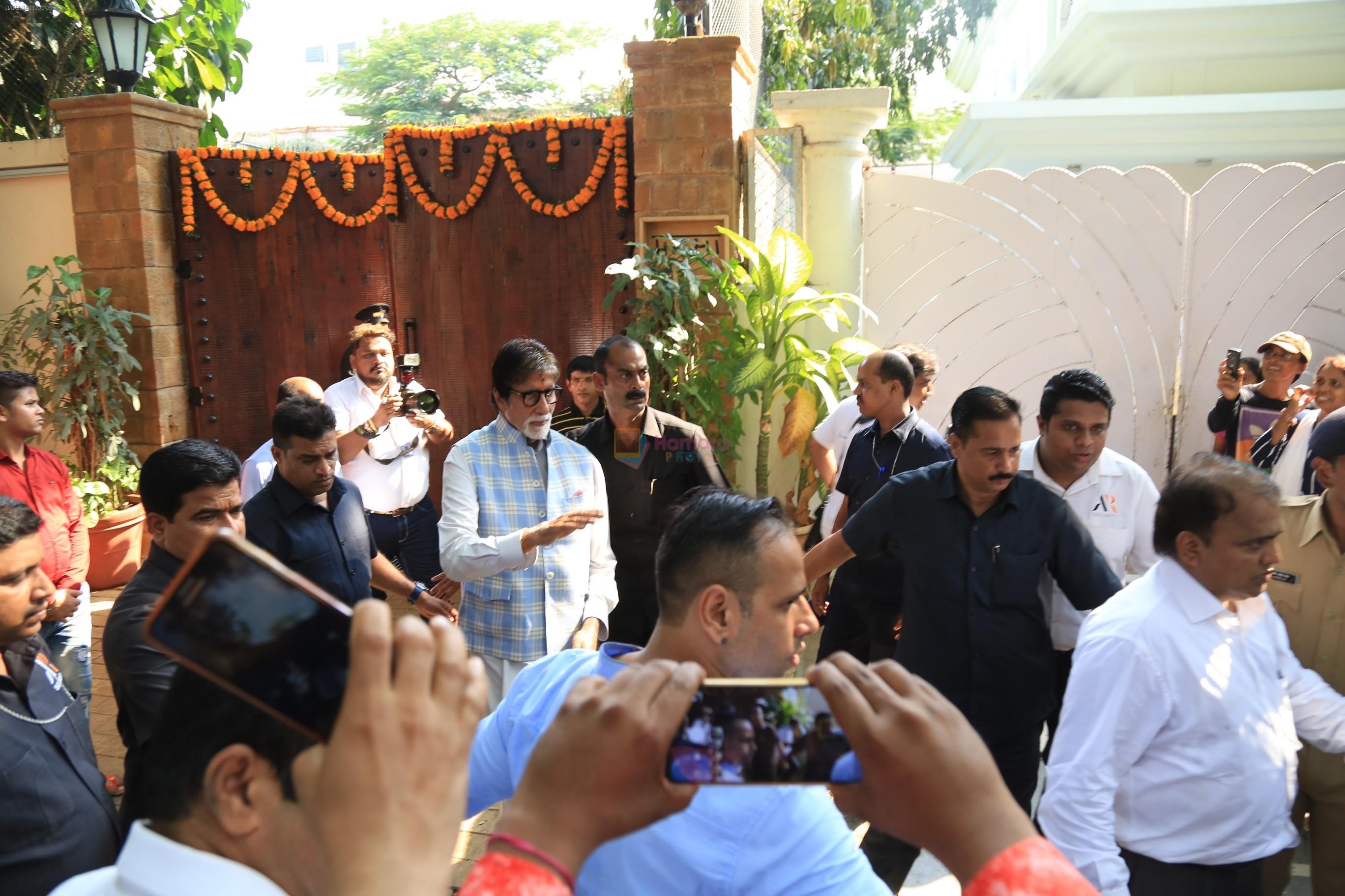 Amitabh Bachchan meets his fans outside his juhu residence on the occasion of his birthday on 10th Oct 2018