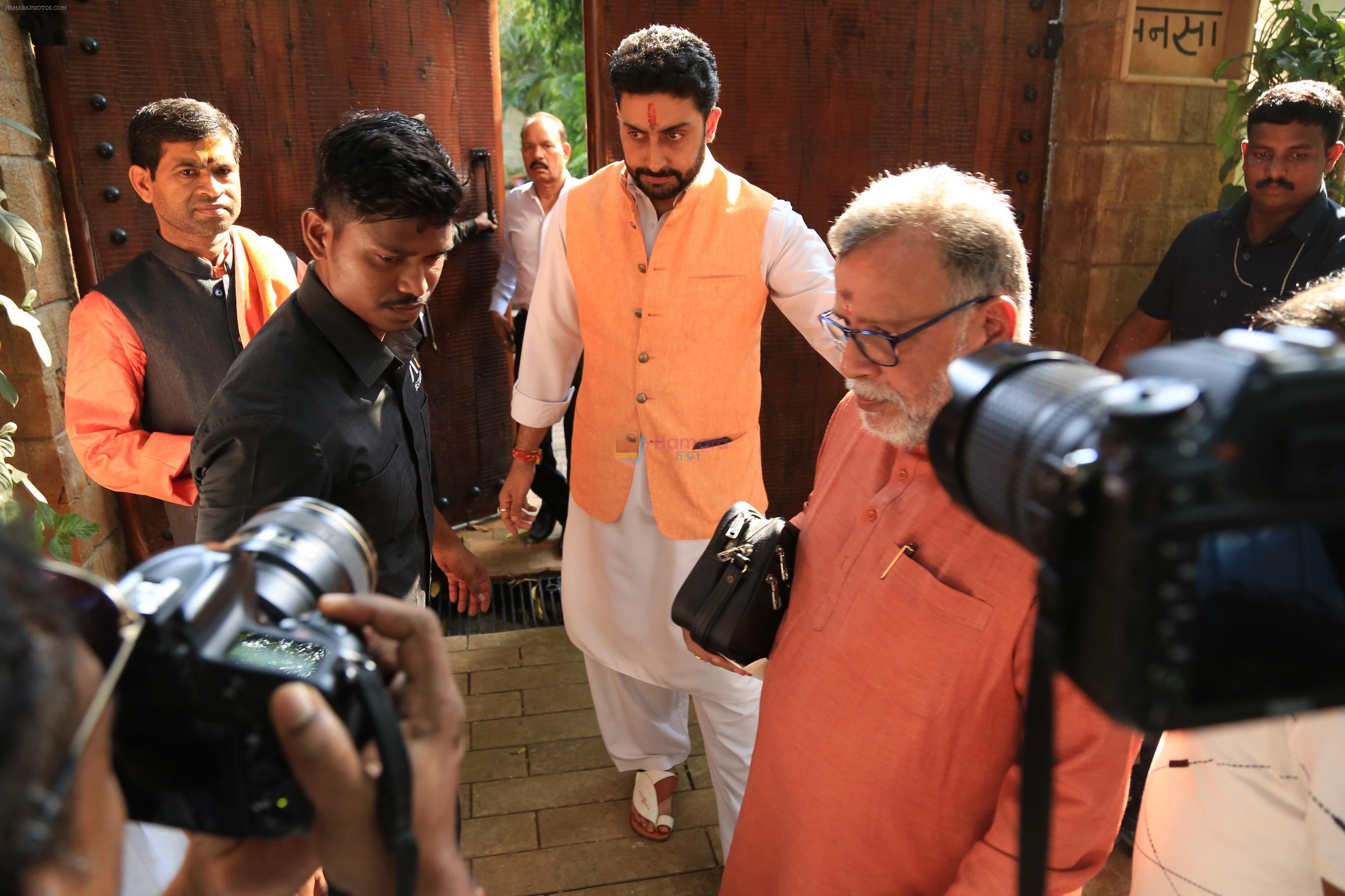 Abhishek Bachchan, Amitabh Bachchan meets his fans outside his juhu residence on the occasion of his birthday on 10th Oct 2018