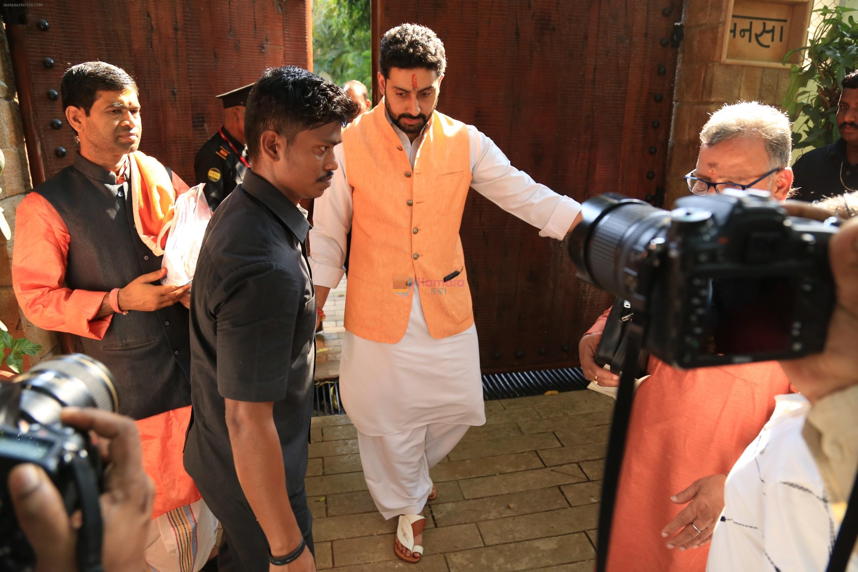 Abhishek Bachchan, Amitabh Bachchan meets his fans outside his juhu residence on the occasion of his birthday on 10th Oct 2018