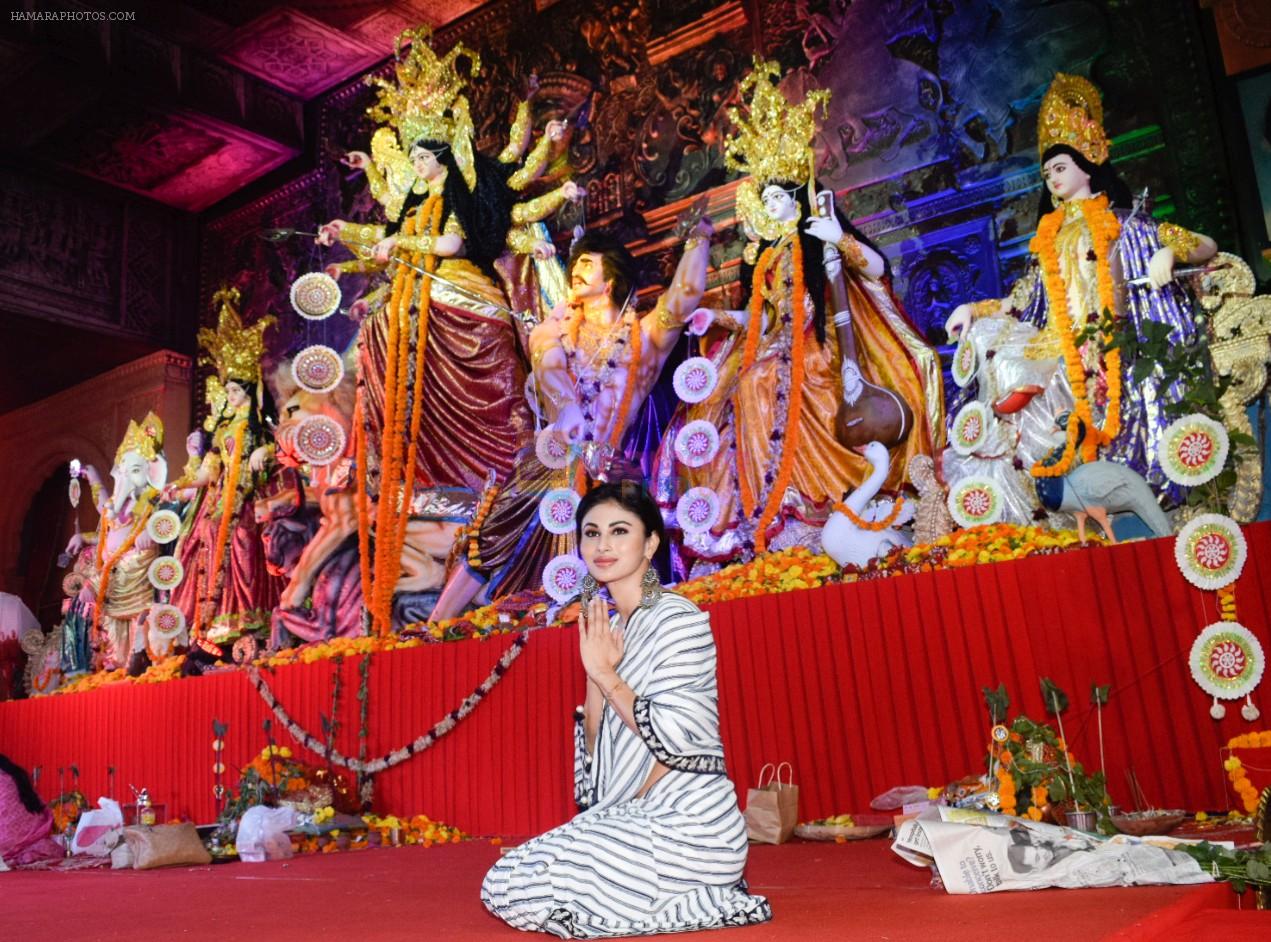 Mouni Roy At The North Bombay Sarbhojanik Durga Puja In Vile Parle on 18thOct 2018