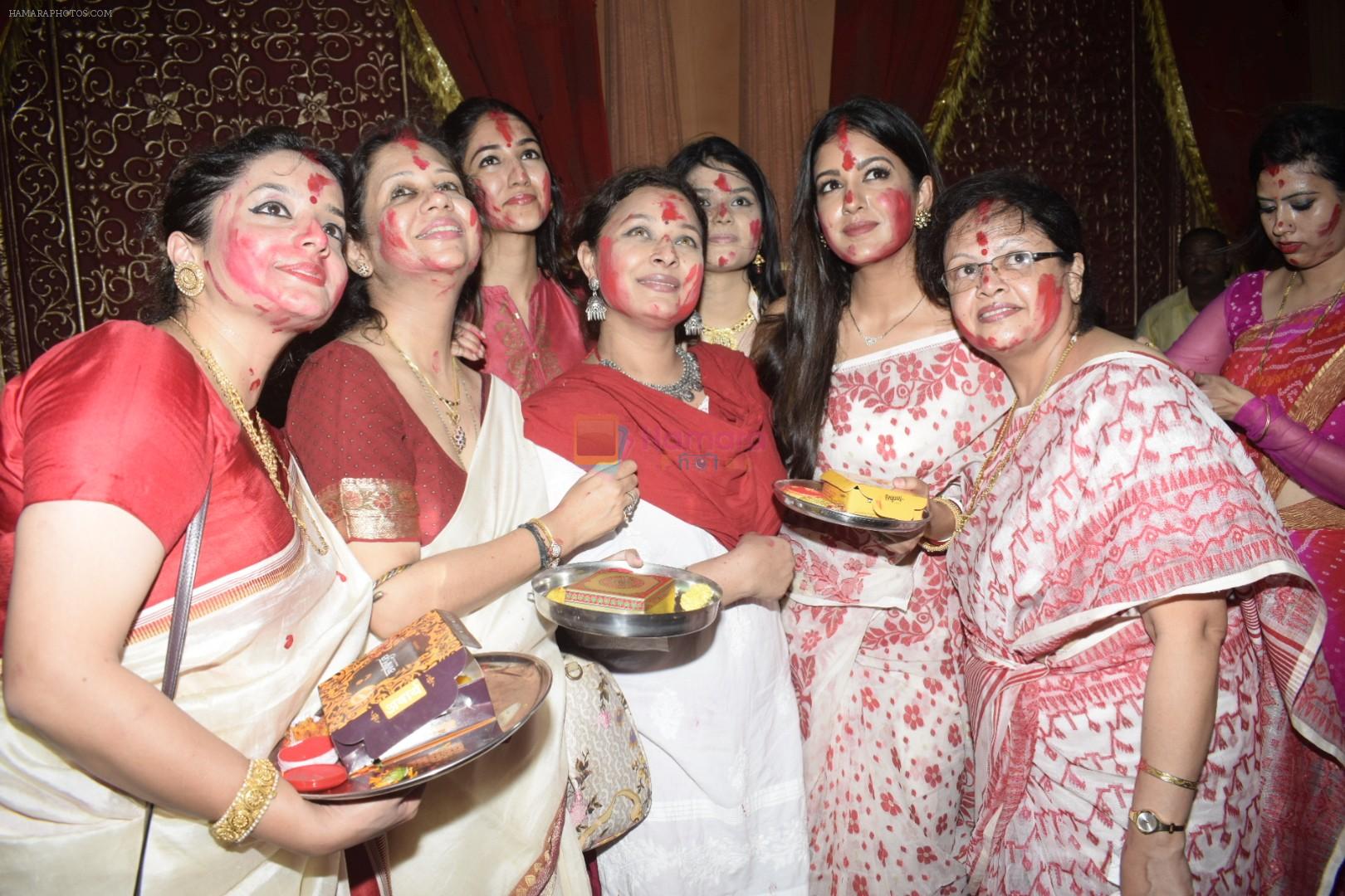 Ishita Dutta, Sharbani Mukherjee at Sindur Khela at North Bombay Sarbojanin Durga Puja in vile Parle on 19th Oct 2018
