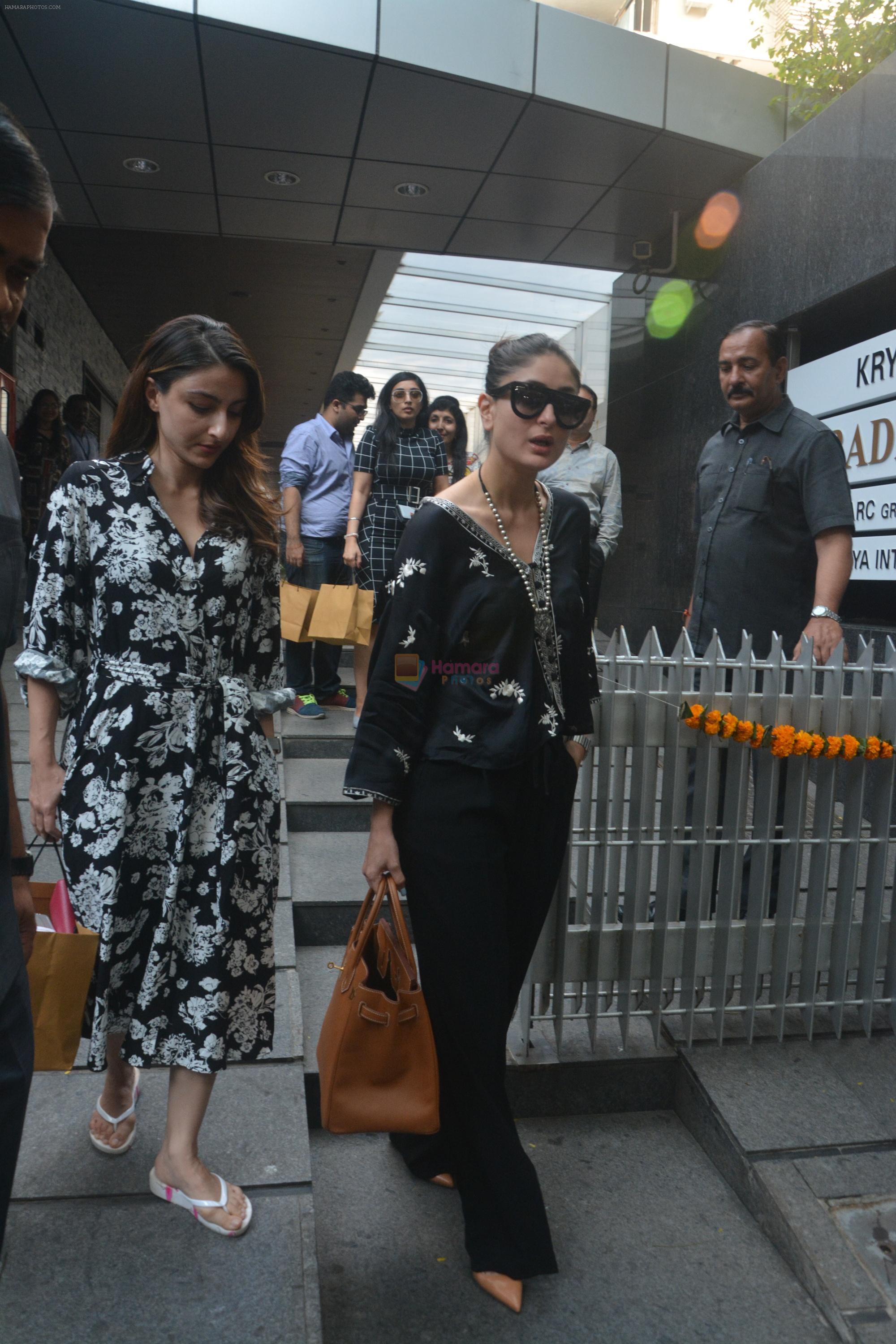 Kareena Kapoor, Soha Ali khan spotted at hakkasan Bandra on 19th Oct 2018