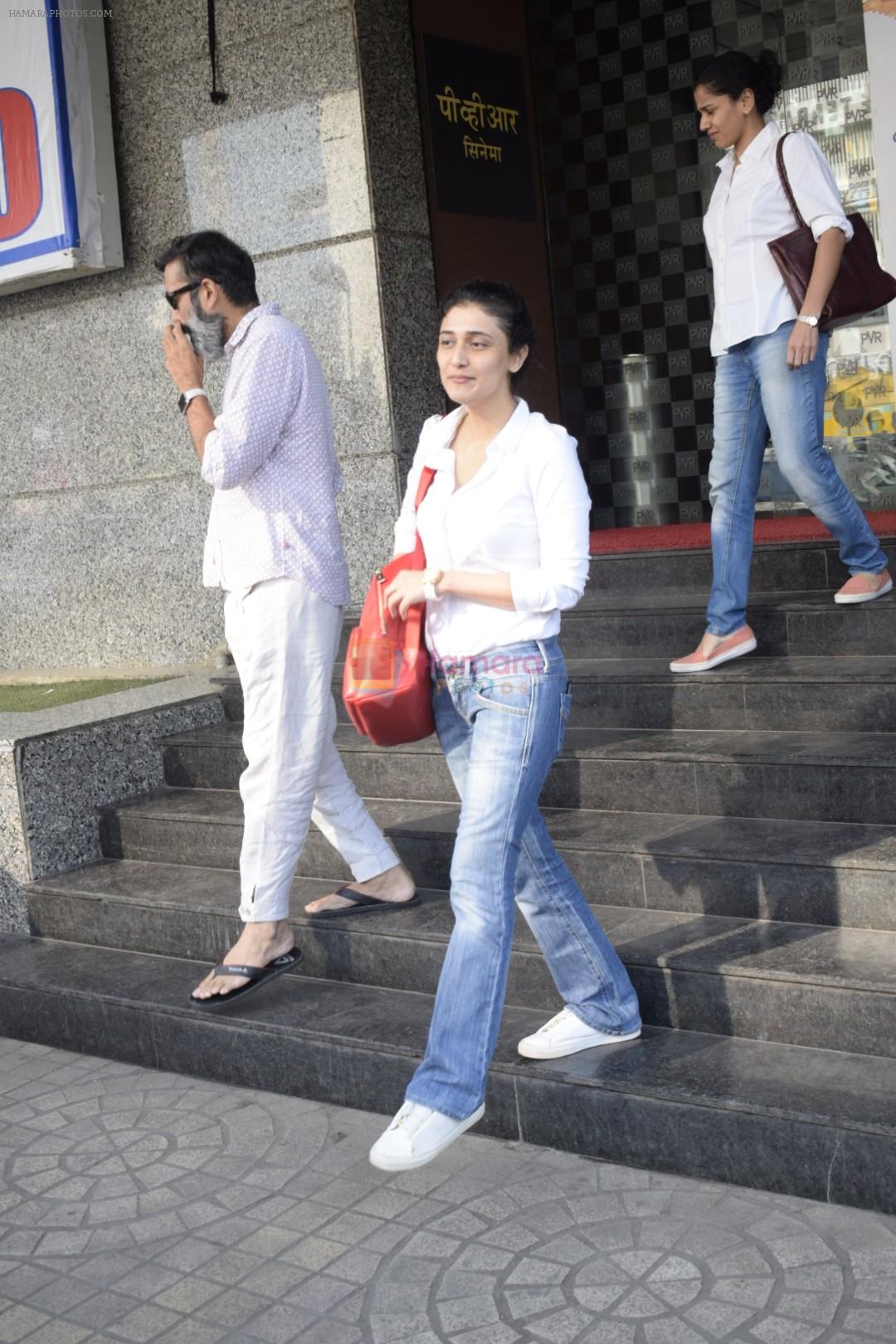Ragini Khanna Spotted At Pvr Ecx In Andheri on 19th Oct 2018